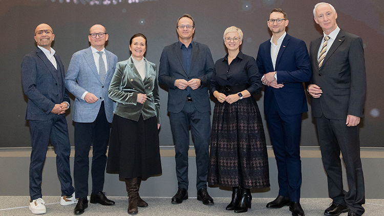 V.l.: Moderator Max Mayerhofer, WKOÖ-Direktor Gerald Silberhumer, WKOÖ-Vizepräsidentin Angelika Sery-Froschauer, Univ.-Prof. Markus Hengstschläger, WKOÖ-Präsidentin Doris Hummer, Obmann der WKO Linz-Land Jürgen Kapeller und Obmann der WKO Linz-Stadt Klaus Schobesberger.