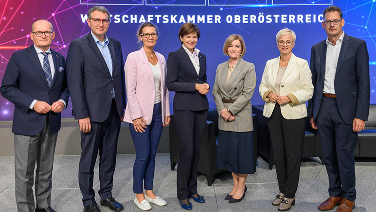 Beim Handelskongress v. l.: WKOÖ-Direktor Gerald Silberhumer, Sonntag, Krennhuber, Keplinger-Mitterlehner, Schmidt, Hummer und Rieder.