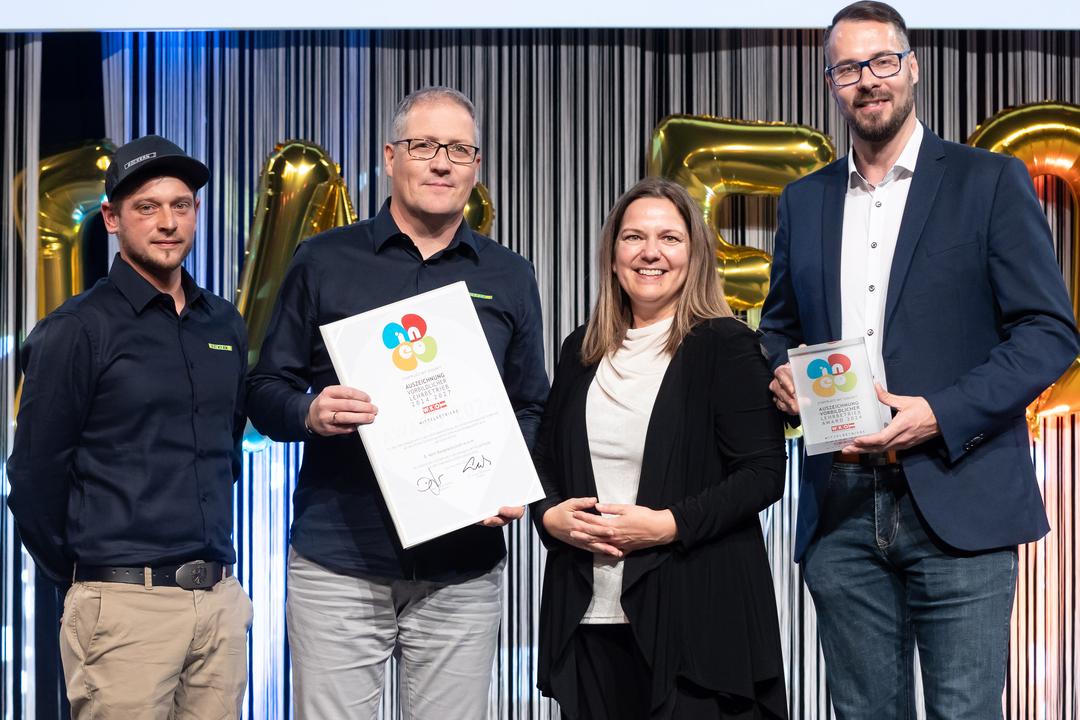 ineo-Award für B. Kern Baugesellschaft aus aus Unterweißenbach. V. l.: Lehrlingsausbildner Josef Aglas und Kurt Lindner, Tips-Chefredakteurin Alexandra Mittermayr und Geschäftsführer Christoph Kern