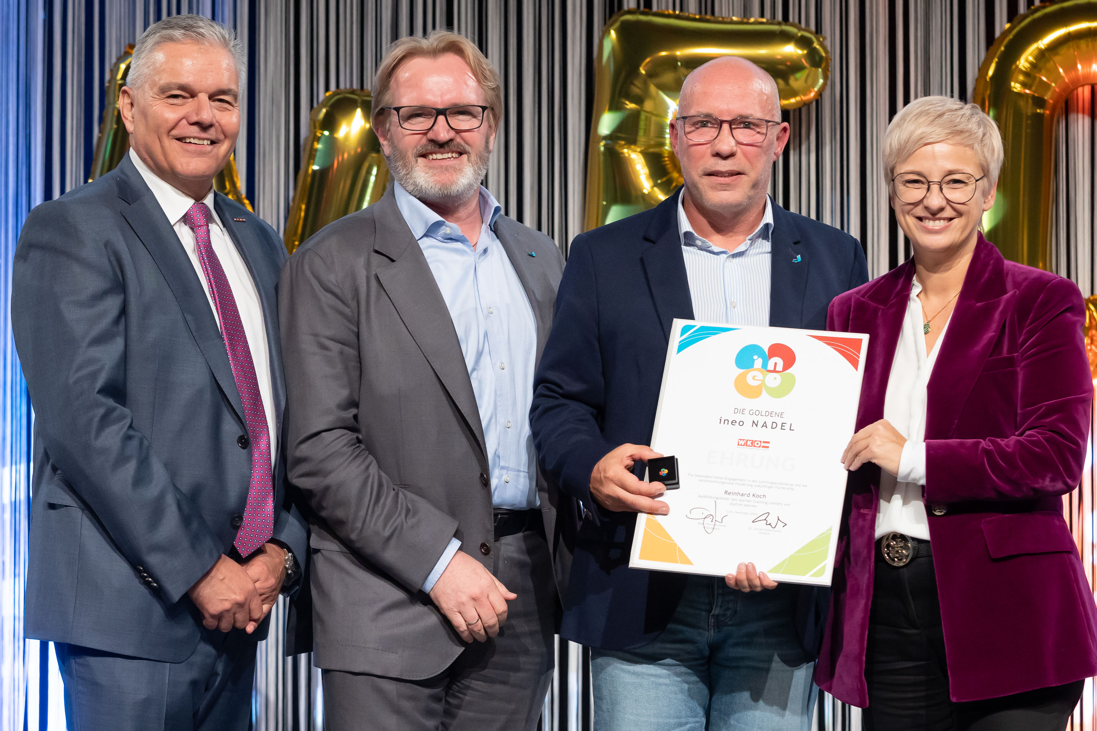 Die goldene ineo-Nadel wurde von WKOÖ-Präsidentin Doris Hummer und Vizepräsident Leo Jindrak (li.) an Reinhard Koch (2. von rechts), Ausbildungsleiter des sterner training centers von starlim-sterner, verliehen. Dazu gratulierte auch starlim-Geschäftsführer Thomas Bründl.