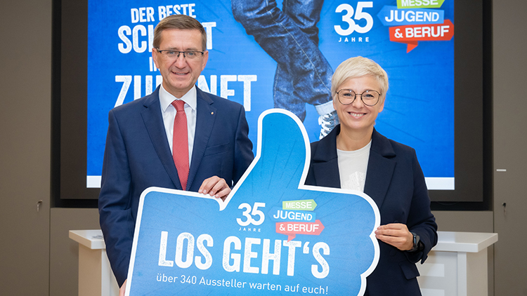 WKOÖ-Präsidentin Doris Hummer und Wirtschafts-Landesrat Markus Achleitner laden zum Besuch der Jugend & Beruf ein.