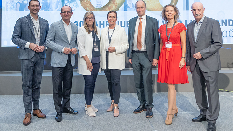 V.l.: Jürgen Kapeller, Obmann der WKO Linz-Land, WKOÖ-Direktor Gerald Silberhumer, Michaela Billinger, Leiterin des AMS Linz-Land, WKOÖ-Vizepräsidentin Angelika Sery-Froschauer, Bezirkshauptmann Manfred Hageneder, Andrea Danda-Bäck, Leiterin der WKO Linz-Land, und Manfred Benischko, Obmann a.D. der WKO Linz-Land.