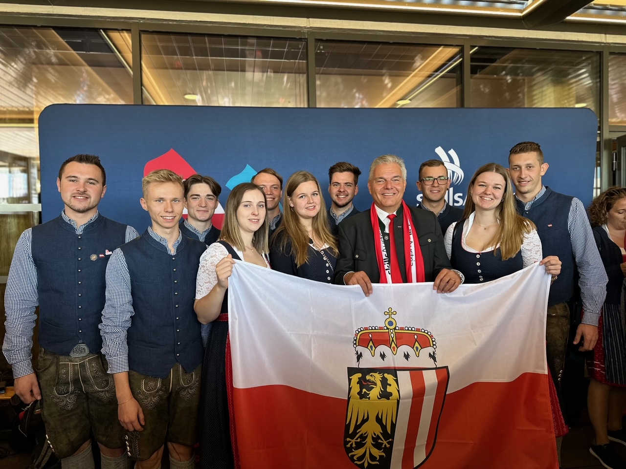 Oberösterreichs Wettkämpferinnen und Wettkämpfer mit WKOÖ-Vizepräsident Leo Jindrak.