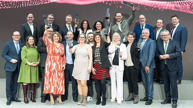 Die Gewinner der TOP-Handelstrophy 2024 mit Gratulanten: 1. Reihe v. l.: WKOÖ-Direktor Gerald Silberhumer, TIPS-Chefredakteurin Alexandra Mittermayr, Direktvertriebsobmann Karl Breuer, Birgit und Johannes Hatzmann, Karin Lang, Peter und Simone Oberngruber, Claudia Scharinger, Sabine Leitner, WKOÖ-Vizepräsident Leo Jindrak, LAbg. Wolfgang Stanek. 2. Reihe v. l.: Spartenobmann Gewerbe&Handwerk Michael Pecherstorfer, Spartenobmann Handel Martin Sonntag, Harald und Renate Kogler, Elvira Fleischanderl, Johann Eisl, WKOÖ-Direktor-Stv. Friedrich Dallamaßl, Spartenobmann-Stv. Christoph Zauner, Spartengeschäftsführer Christoph Redl.