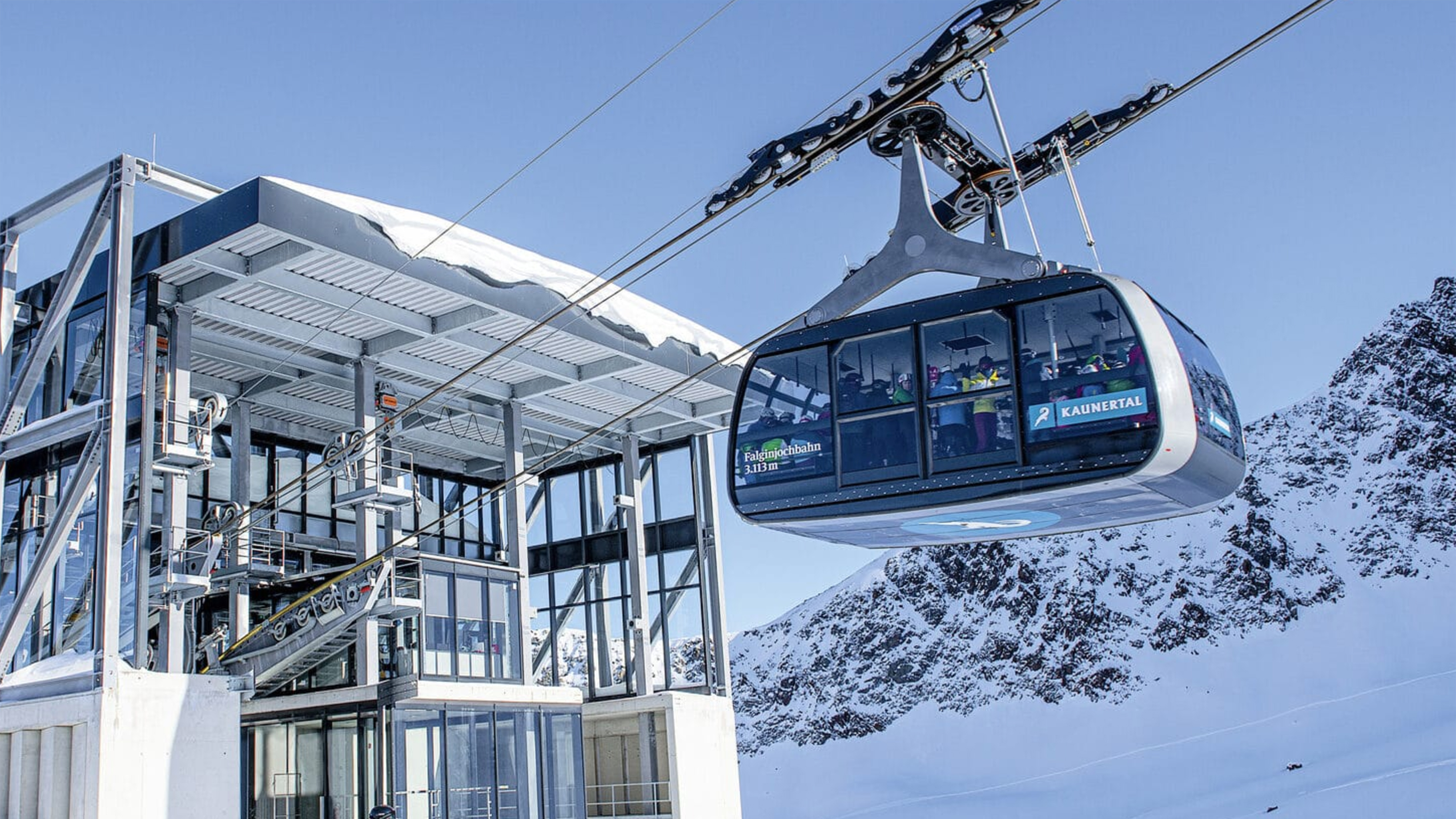 Seilbahn-Gondel in Winter-Landschaft