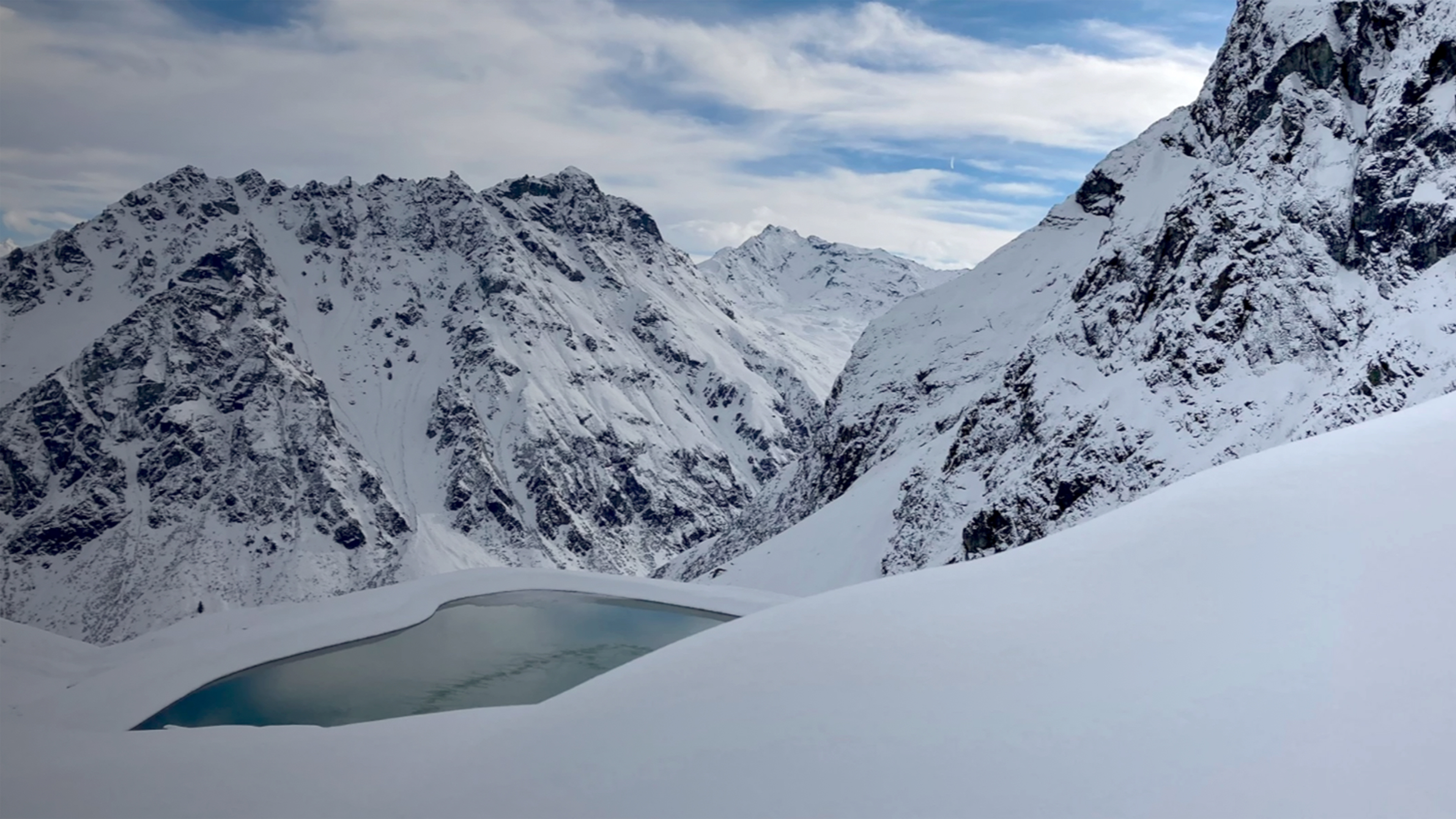 Berglandschaft und Bergsee