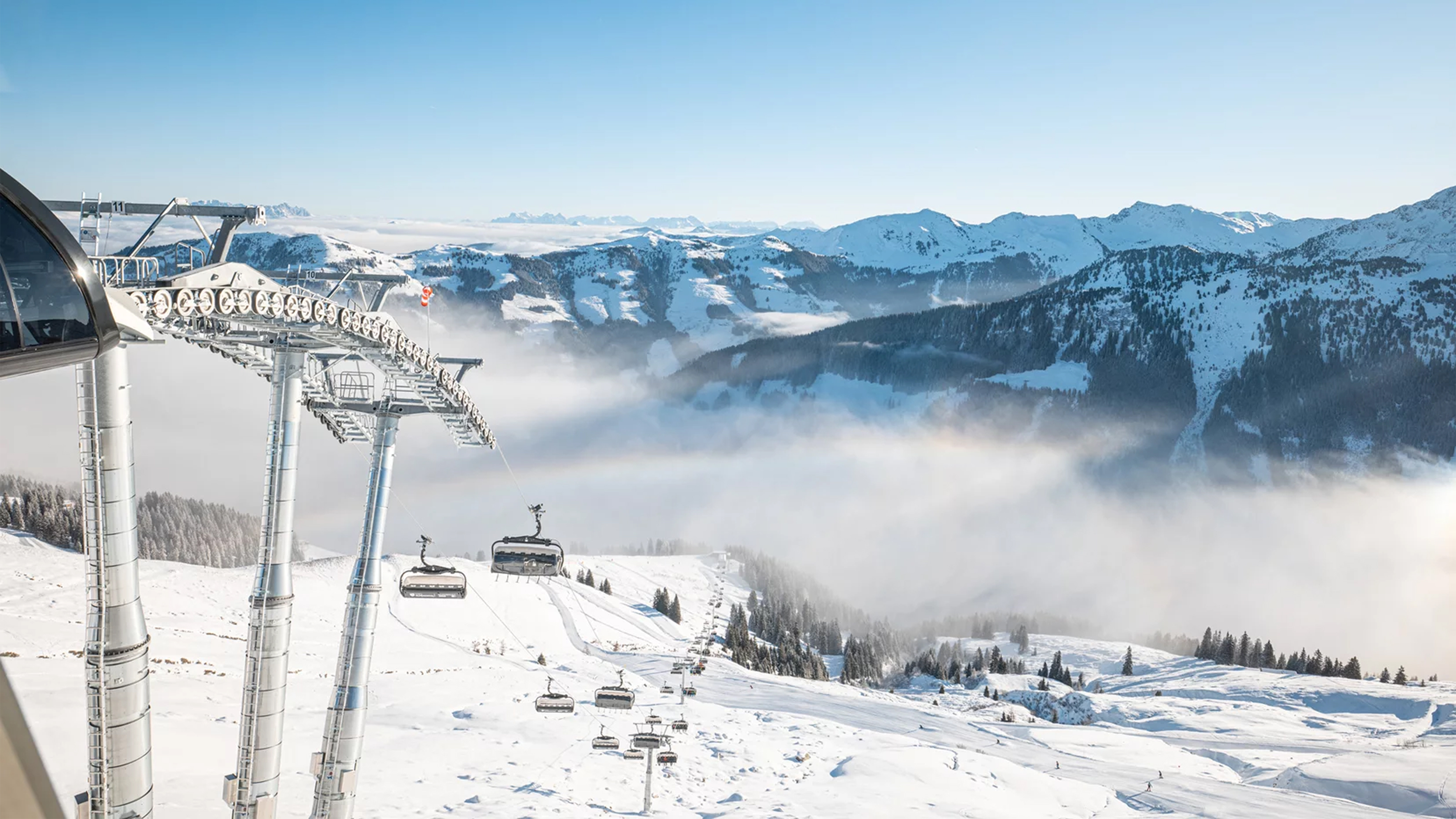 Seilbahn in Winterlandschaft