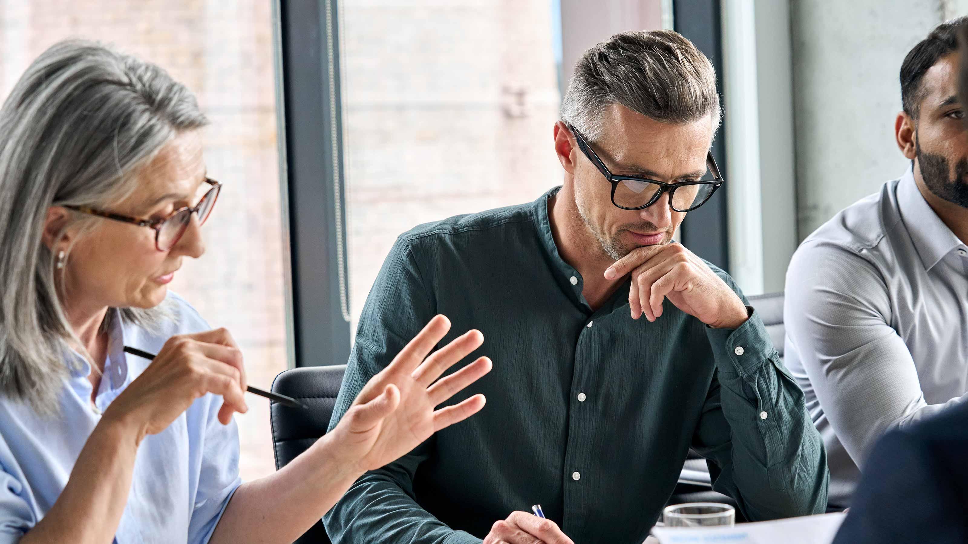 Servicepaket Betriebsanlagen - Personen sitzen in einem Meeting