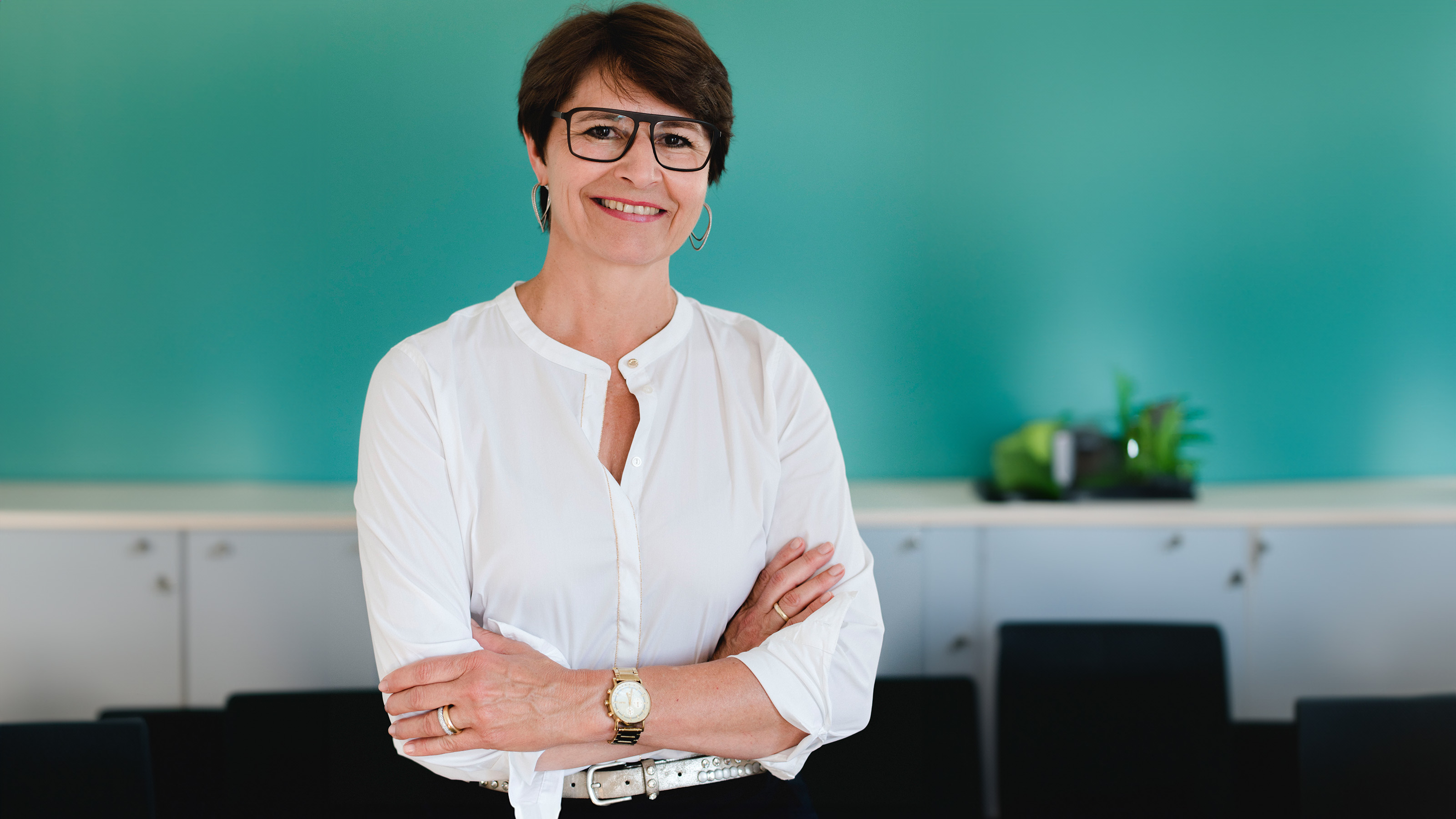 Man sieht ein Portraitfoto von Renate Olzberger, eine der Gewinnerinnen des Woman in Business Award. 