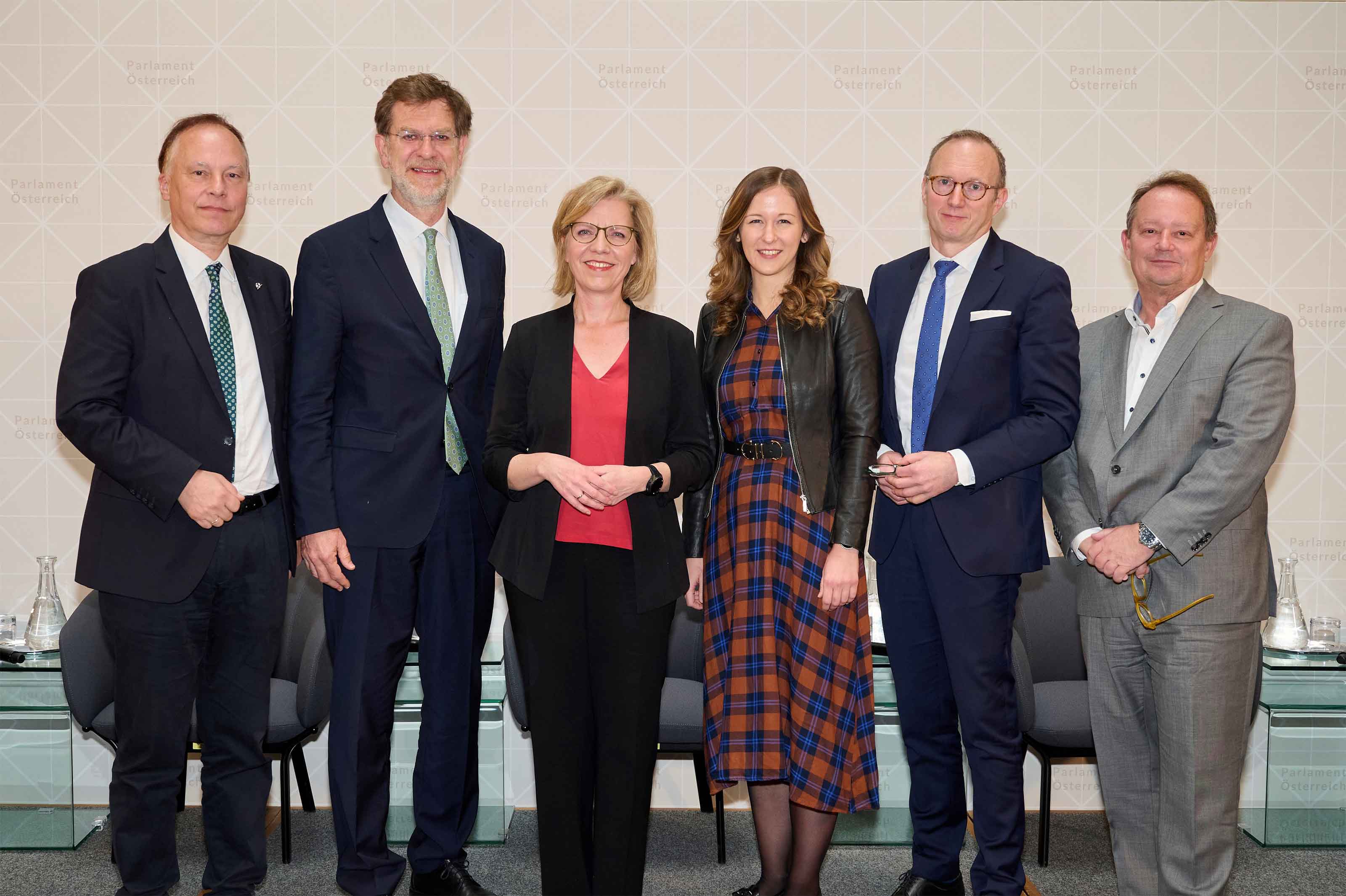 Gruppenbild mit Dr. Peter Eichler, Mag. Andreas Zakostelsky, Leonore Gewessler, Claudia Plakolm, Mag. Heinz Bednar und Andreas Csurda