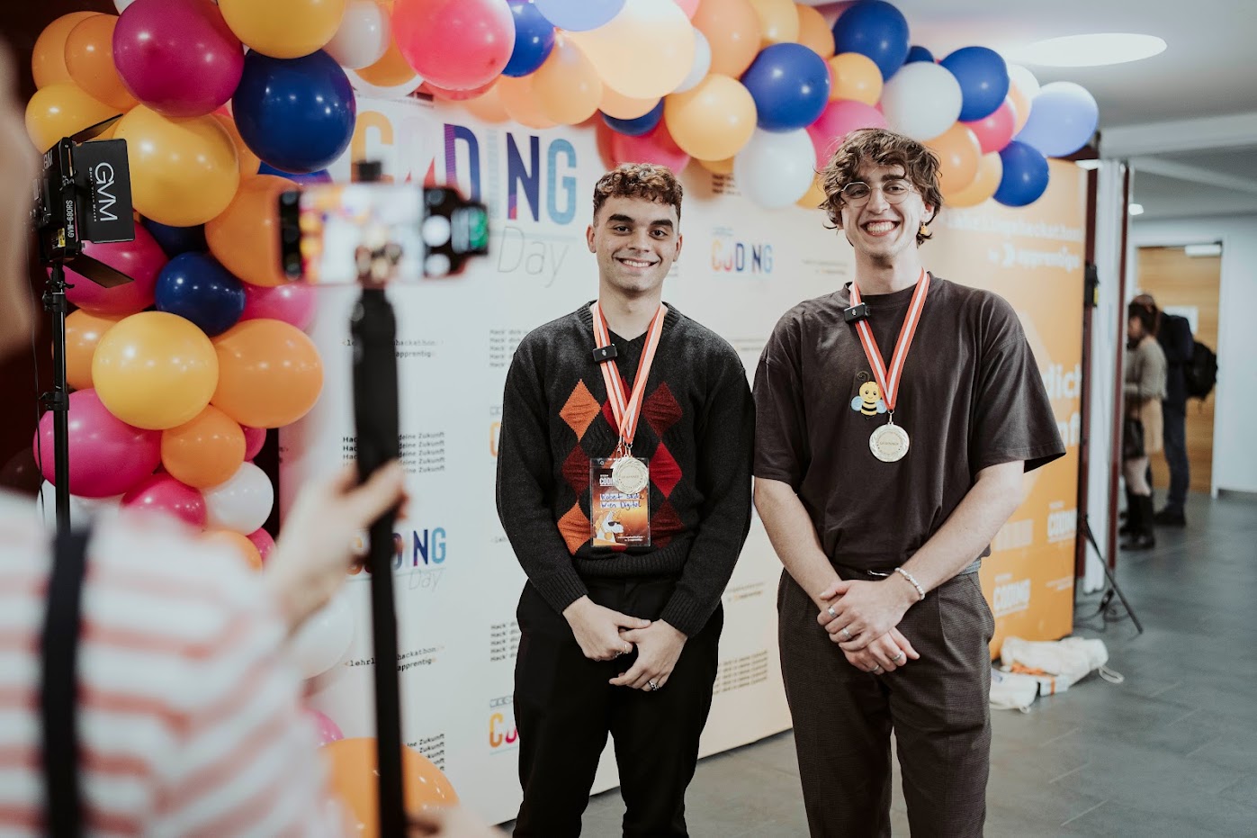 zwei junge Männer mit Medaille