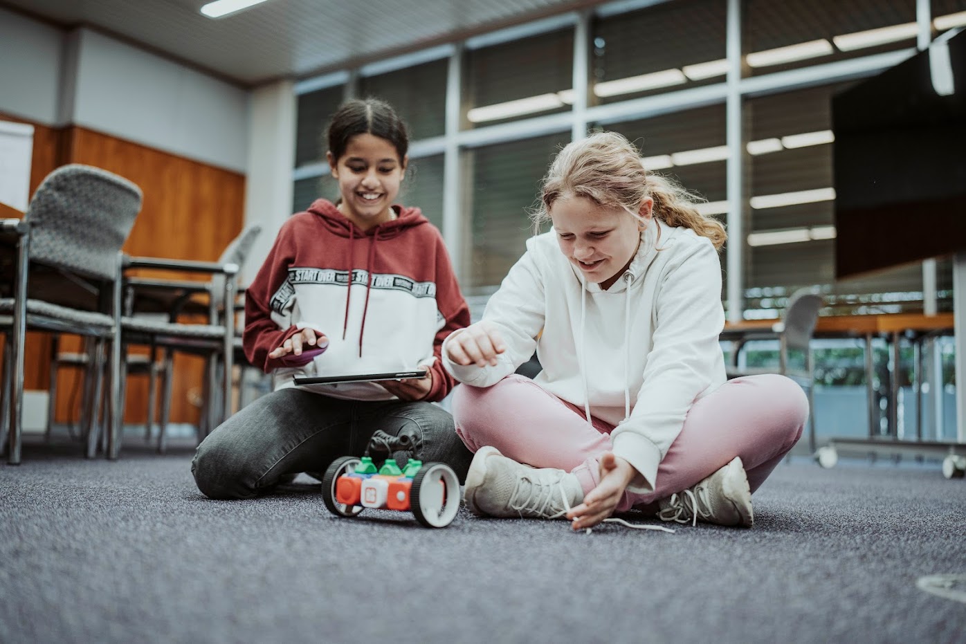 zwei Schülerinnen am CodingDay Workshops für Schulen