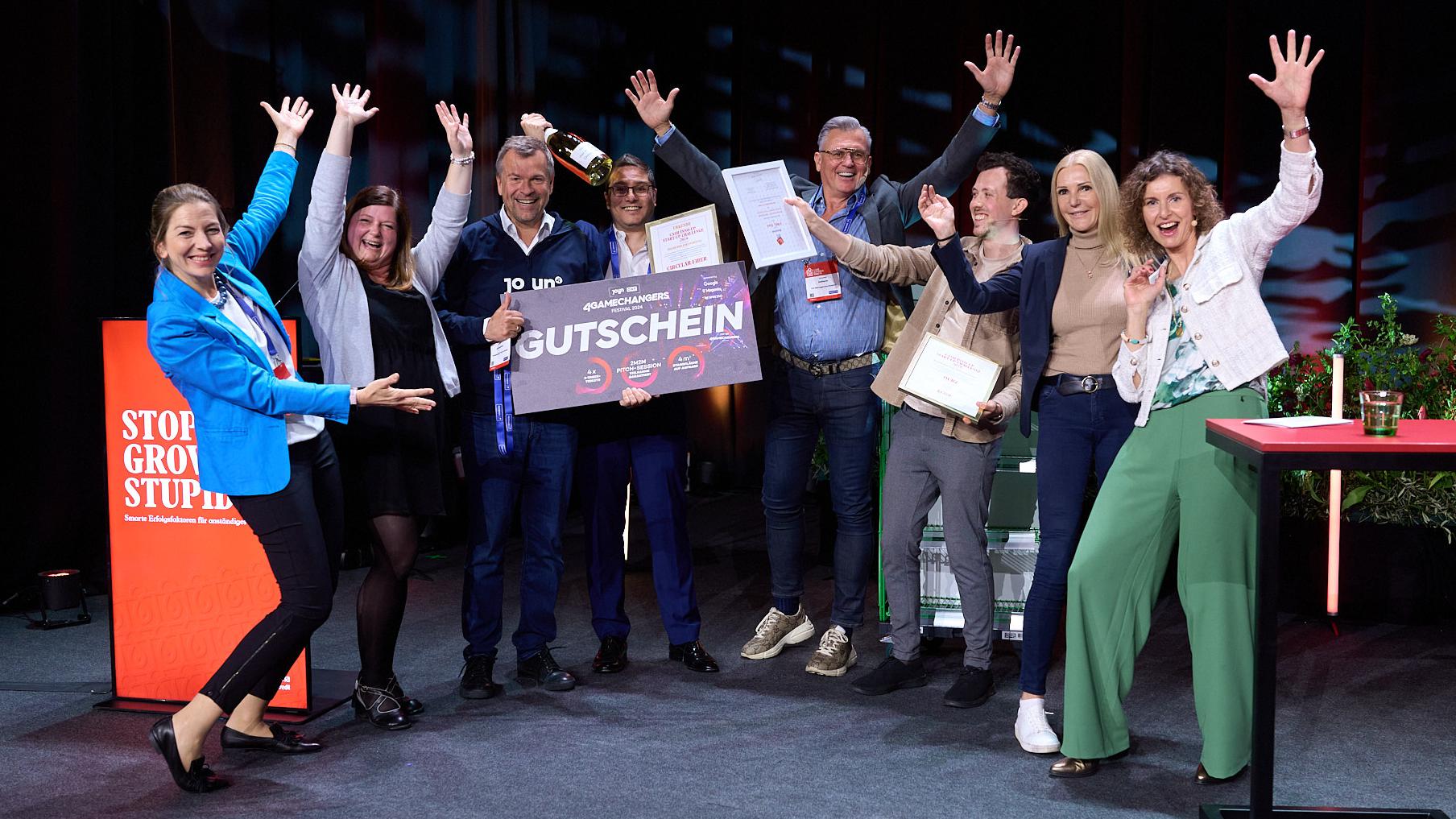 Die Teilnehmer:innen der CASH-inno-up Start-up Challenge und ihre Partner:innen