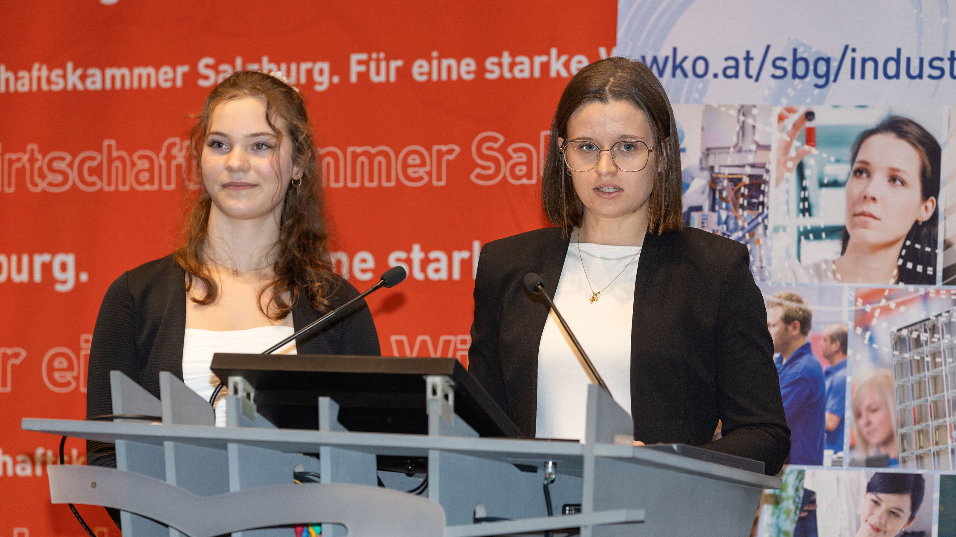 Karina Ammerer und Christina Weißenbacher (beide HTL Hallein) bedankten sich im Namen der 244 Schüler:innen für die Stipendien.