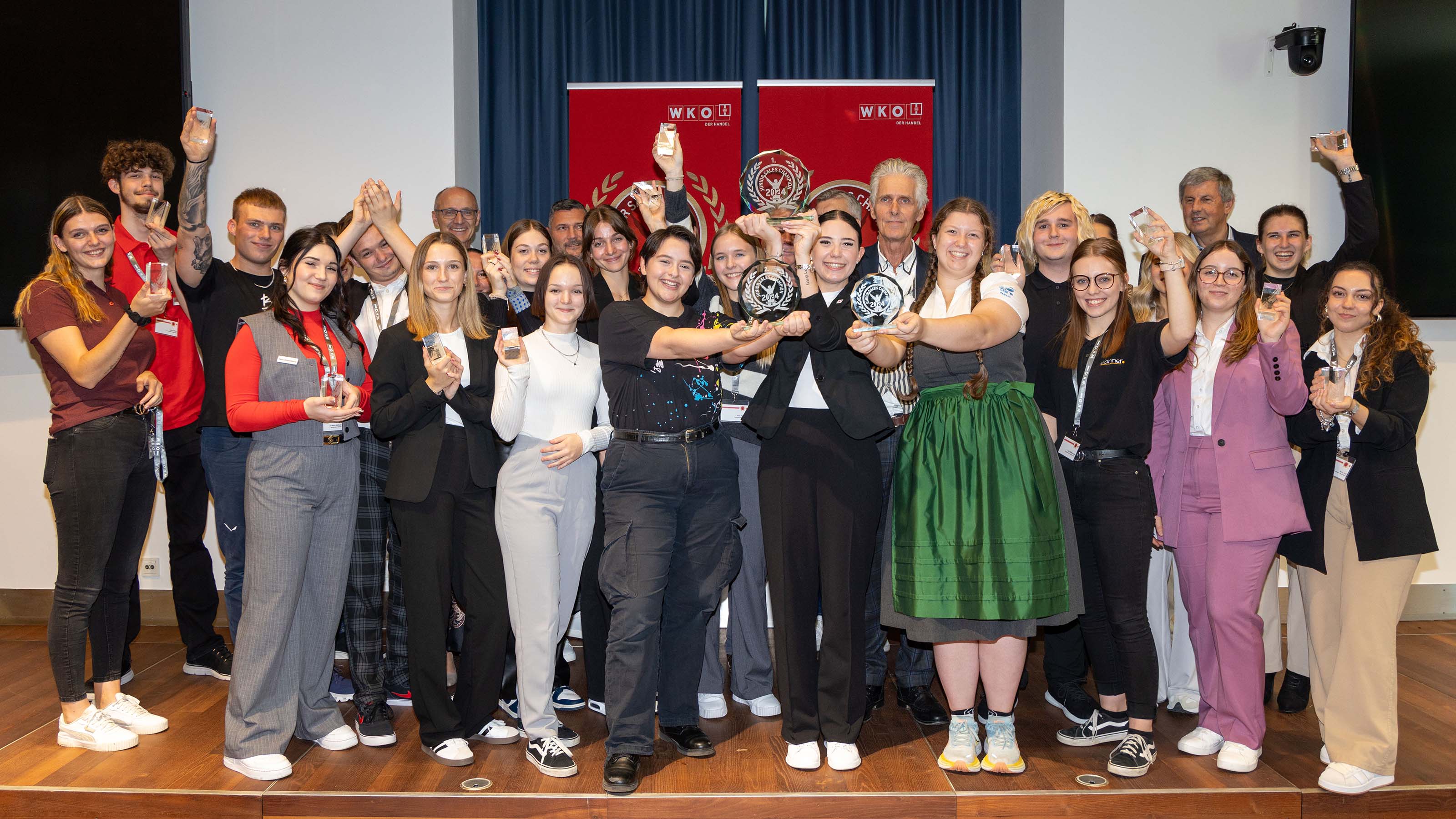 Die 18 Finalistinnen und Finalisten aus den neun Bundesländern mit der Jury sowie Vertretern der Sparte Handel. 