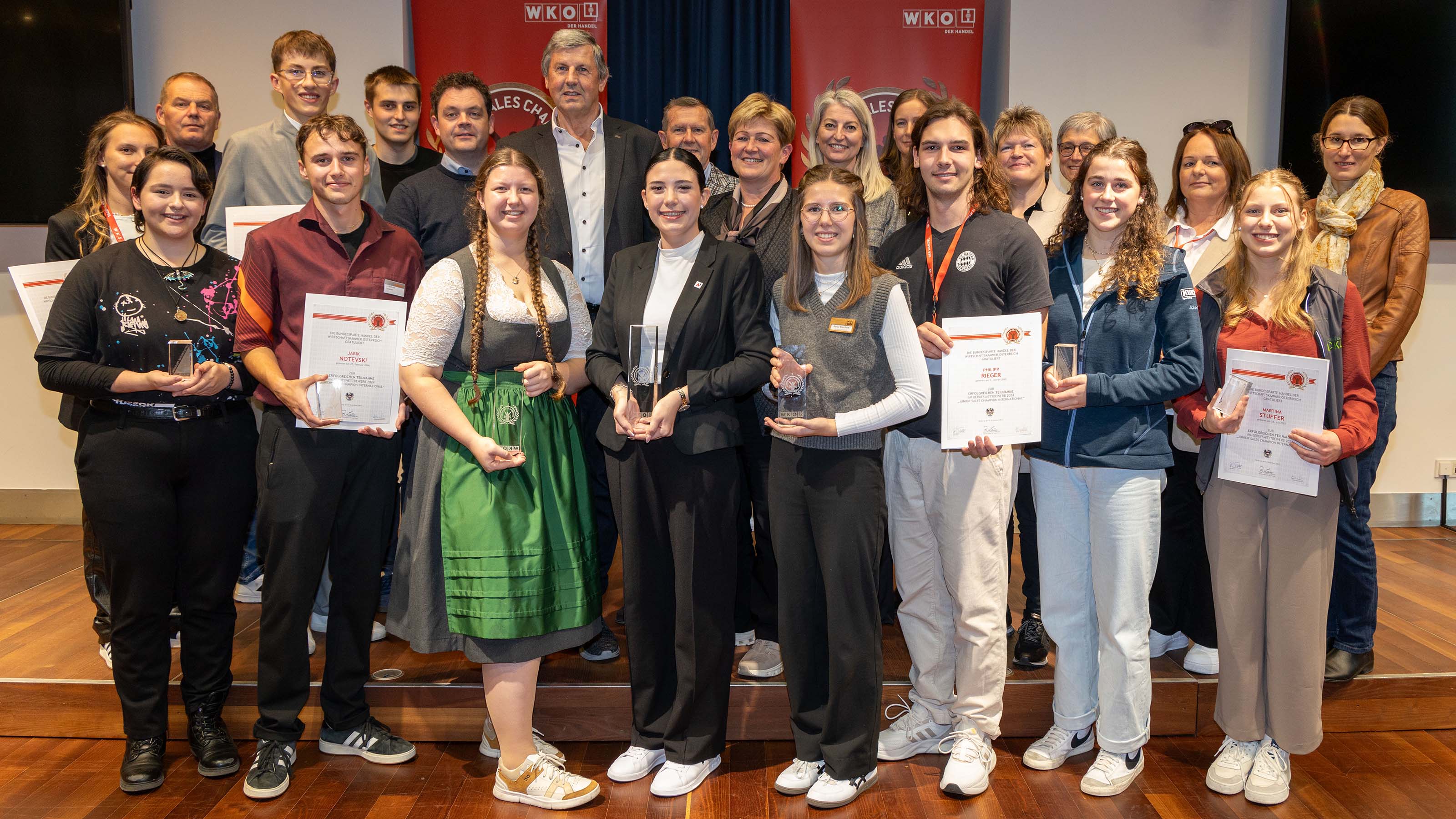 Die Teilnehmer des internationalen Lehrlingswettbewerbs mit der Jury sowie Vertretern der Sparte Handel. 