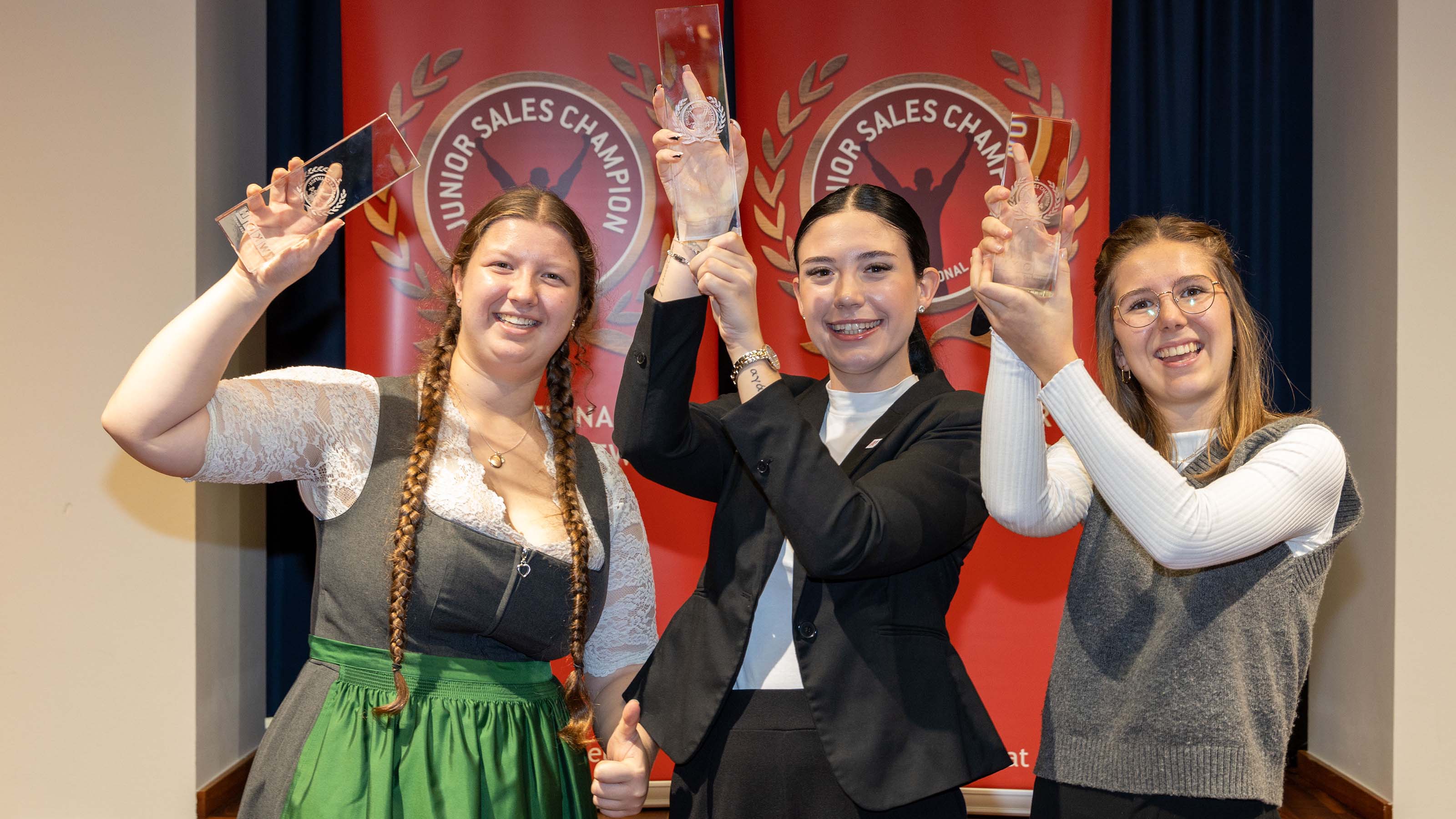 Geballte Frauenpower: die Zweitplatzierte Anna Tritscher, Siegerin Sarah Wastl und Ronja Knechtle aus der Schweiz, die auf Rang drei landete (v. l.). 