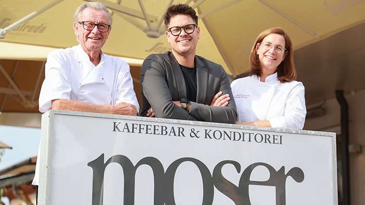 BU Martina Moser mit ihrem Café-Pächter Harald Soyer (Bildmitte) und Vater Walter Moser (li).