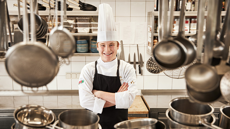 Bastian Hausbacher ist einer der zehn Lehrlingsfinalisten von „Bist du g`scheit!“. Der 18-Jährige ist Koch bei der Hotel Berghof Rettenwender GmbH in St. Johann.