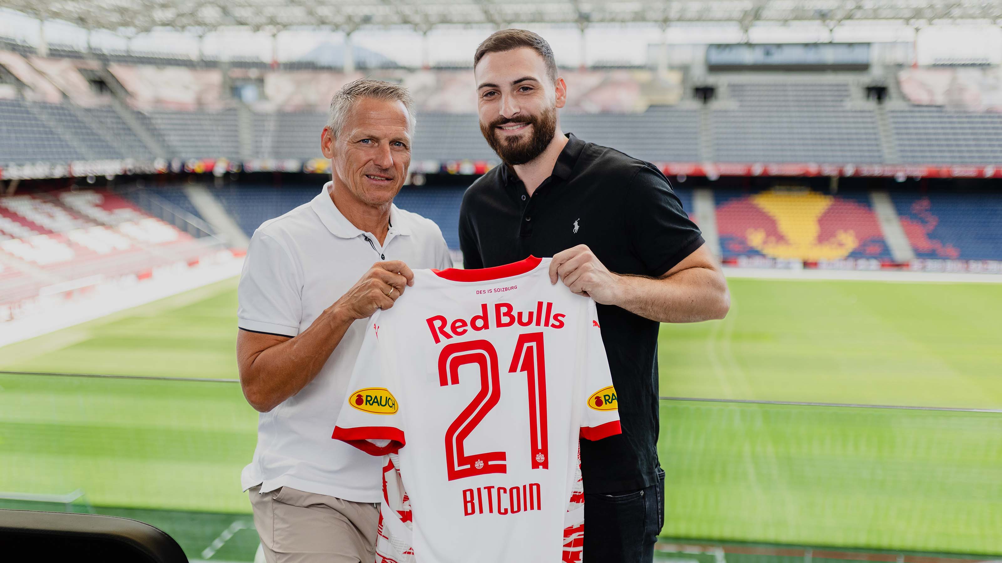 21bitcoin sponsert unter ­anderem das Electric Love Festival und den Fußballklub Red Bull Salzburg. Im Bild: Daniel Winklhammer und Stephan Reiter, Geschäftsführer von Red Bull Salzburg.