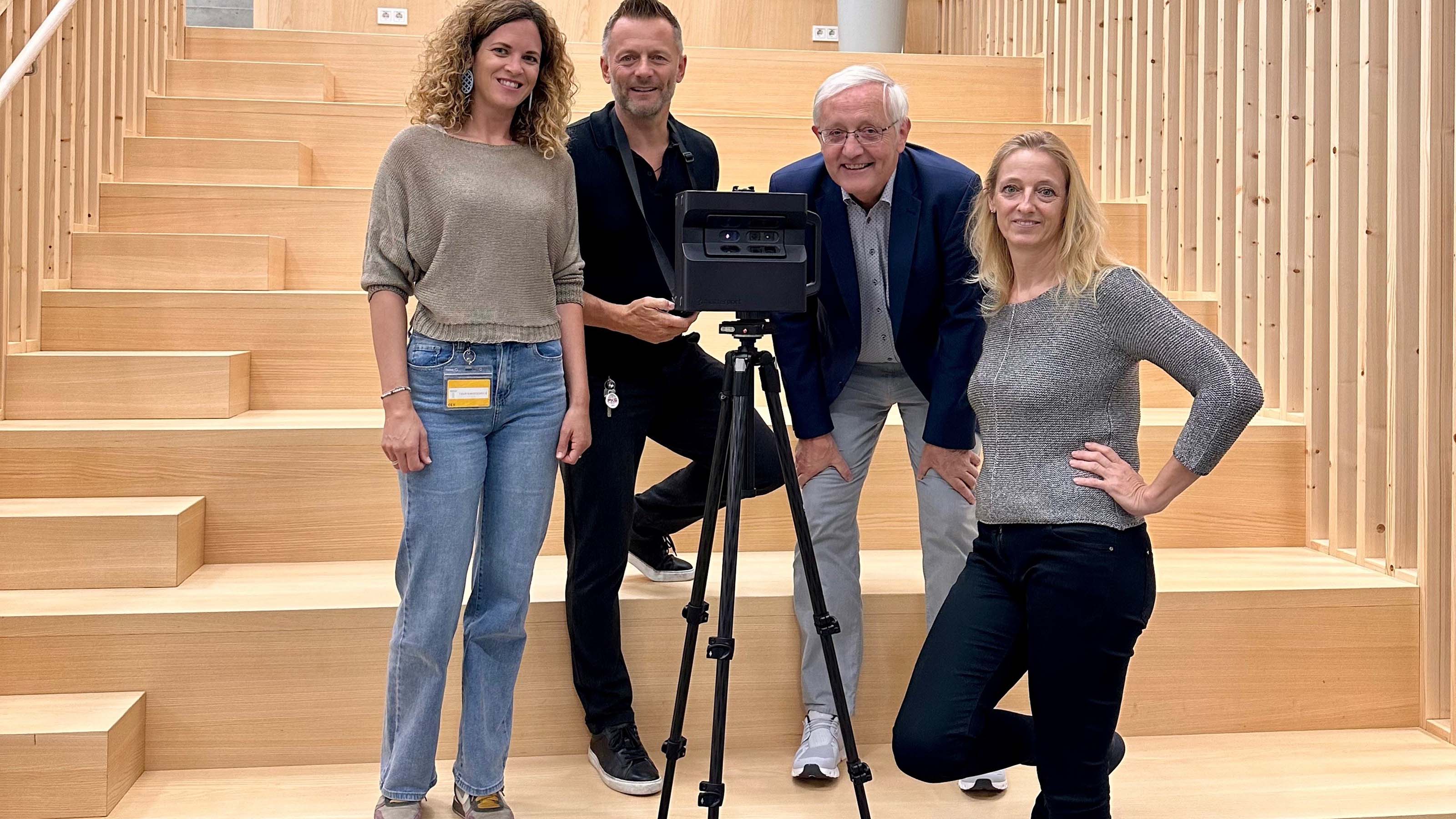 Bei den Dreharbeiten in der Tourismusschule Klessheim: Didi Speckner mit Direktorin Gabriele Tischler, ihrem Vorgänger Leonhard Wörndl und Eva Schlick. 