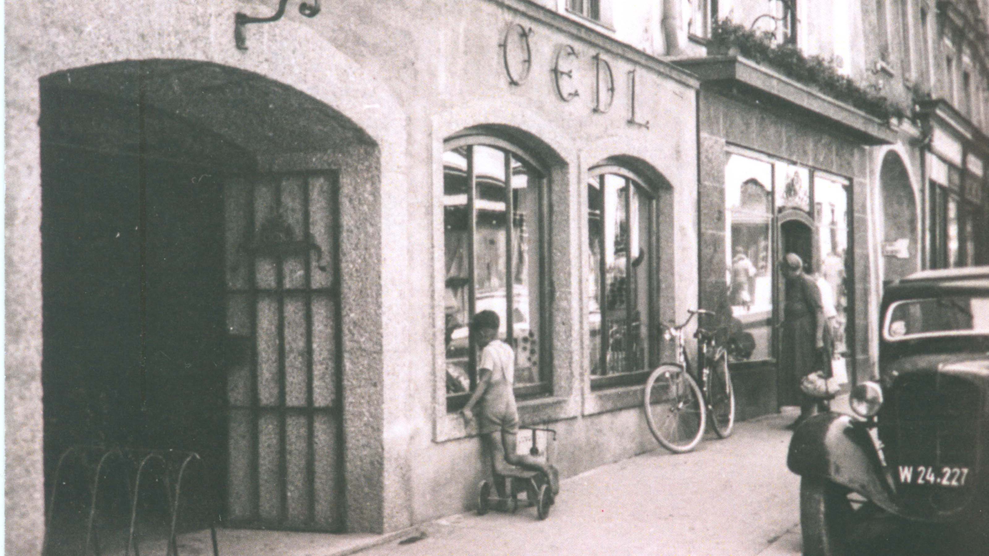 So sah die Fassade des Spielwarengeschäfts im Stadt-zentrum von Hallein 1951 aus. 