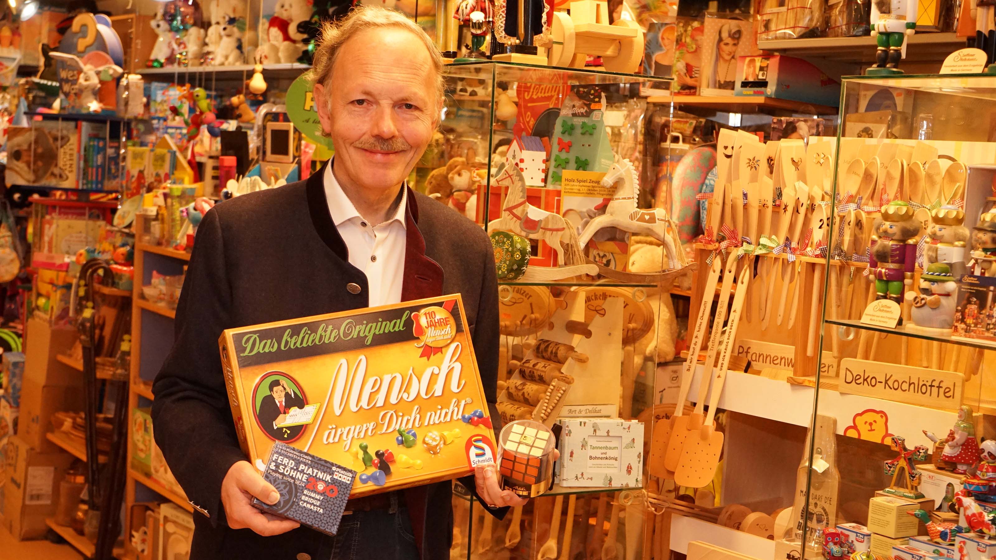 Alois Oedl mit Spielwaren, die heuer ebenfalls ein rundes Jubiläum feiern: das Brettspiel „Mensch ärgere dich nicht“ (110 Jahre), der Rubik- Würfel (50 Jahre) und Spielkarten von Piatnik (200 Jahre).