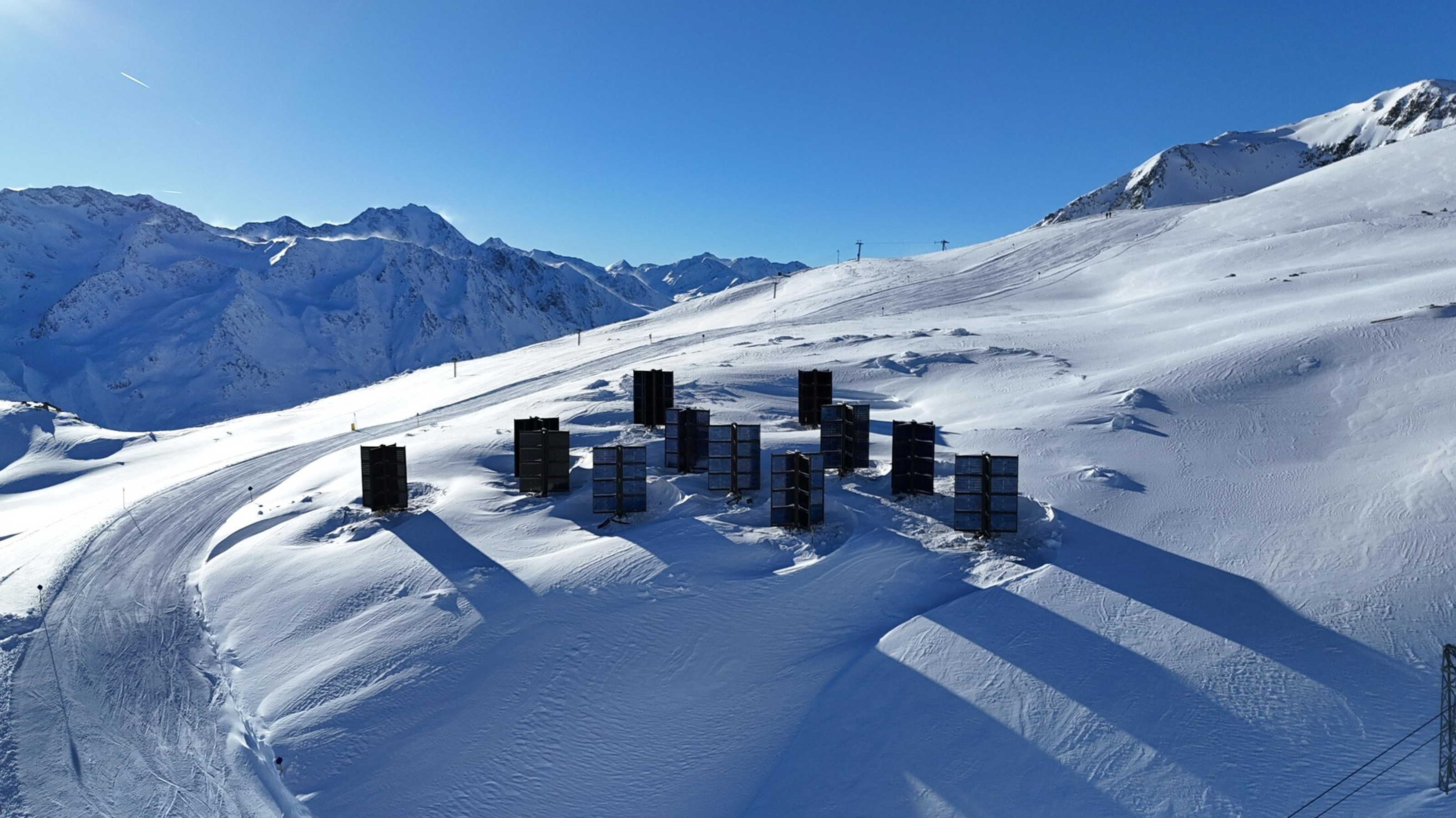 Schneepisten und Solar-Panele