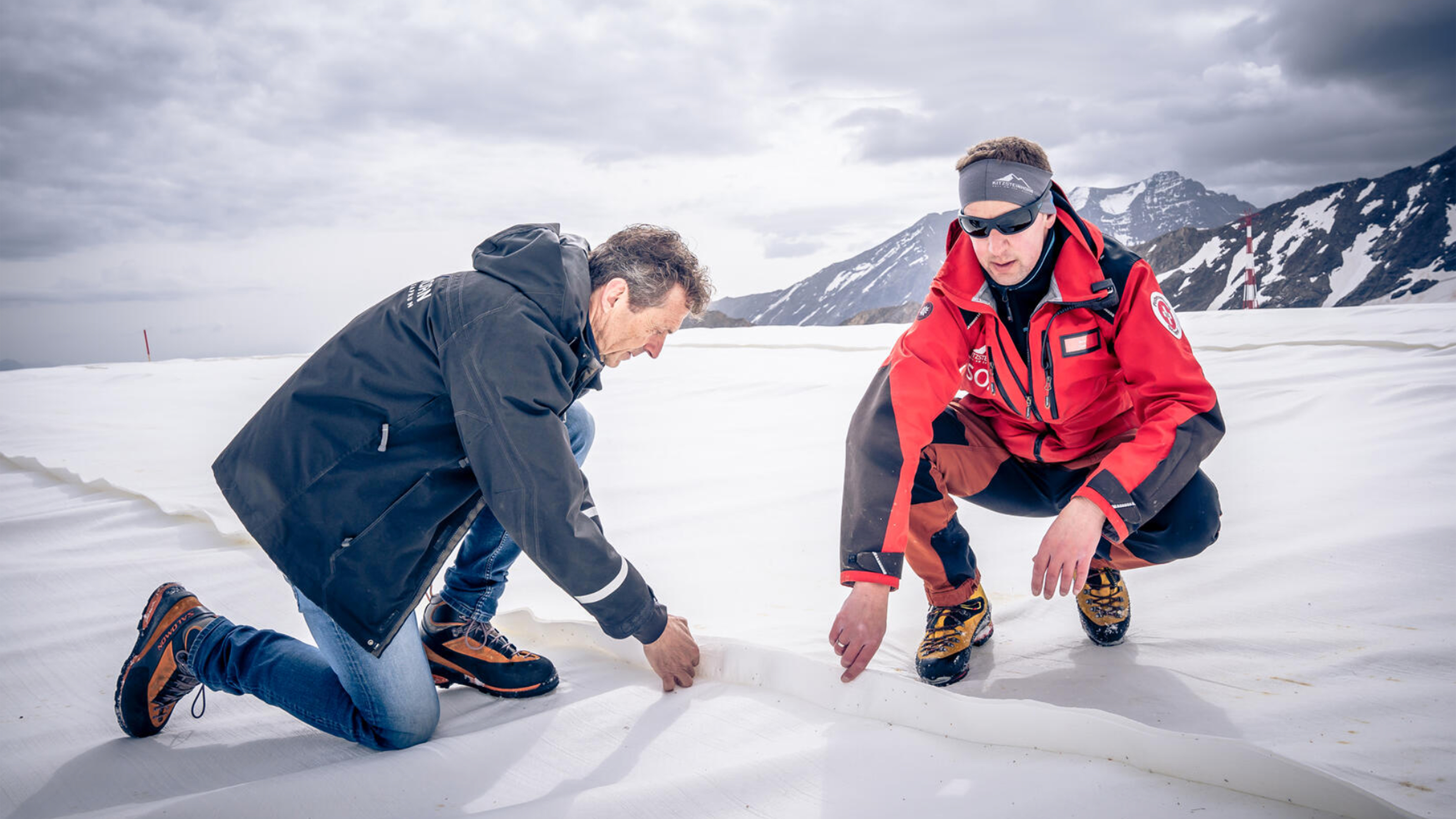 Zwei Menschen bei der Arbeit auf einer Piste