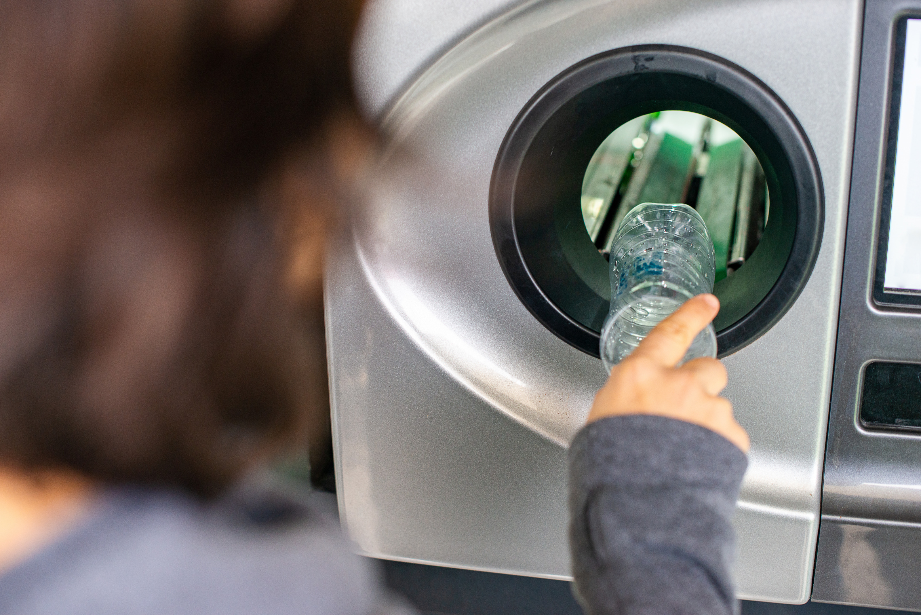 Rückgabe von einer Pfandflasche in einem Automaten, Konzept der Kreislaufwirtschaft