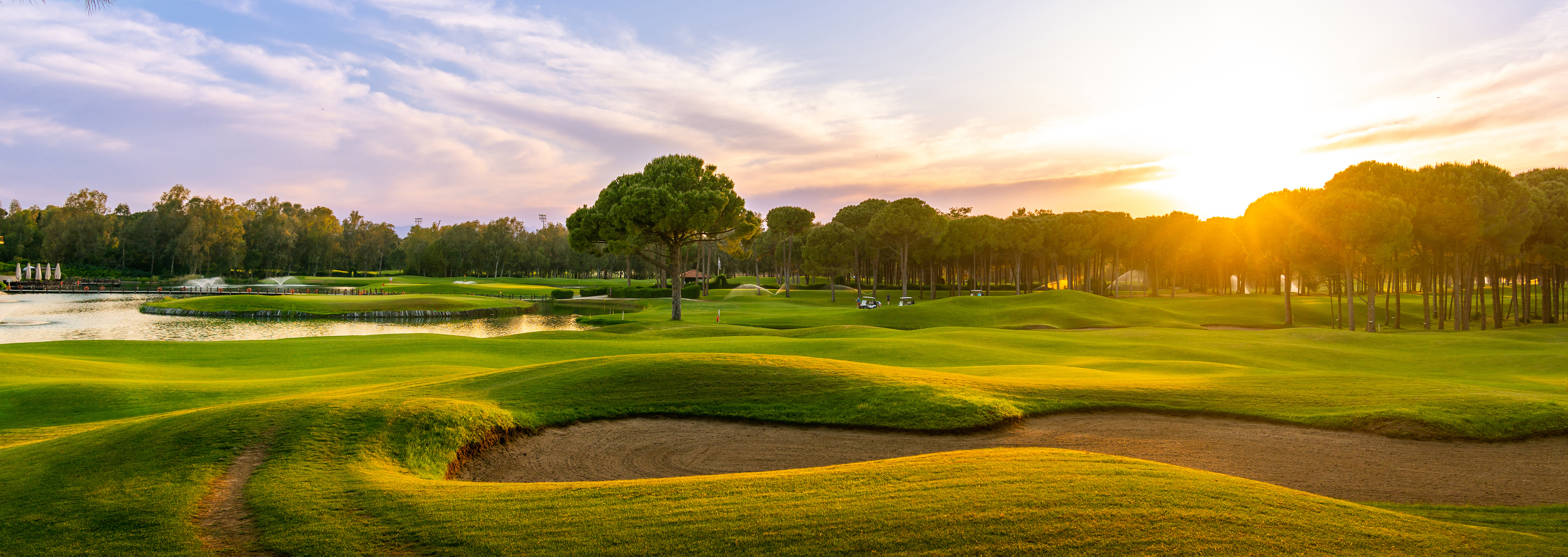 Golfplatz mit Sonnenuntergang