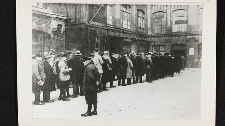 Lange Schlange vor Geschäft. Schwarzweiß-Foto