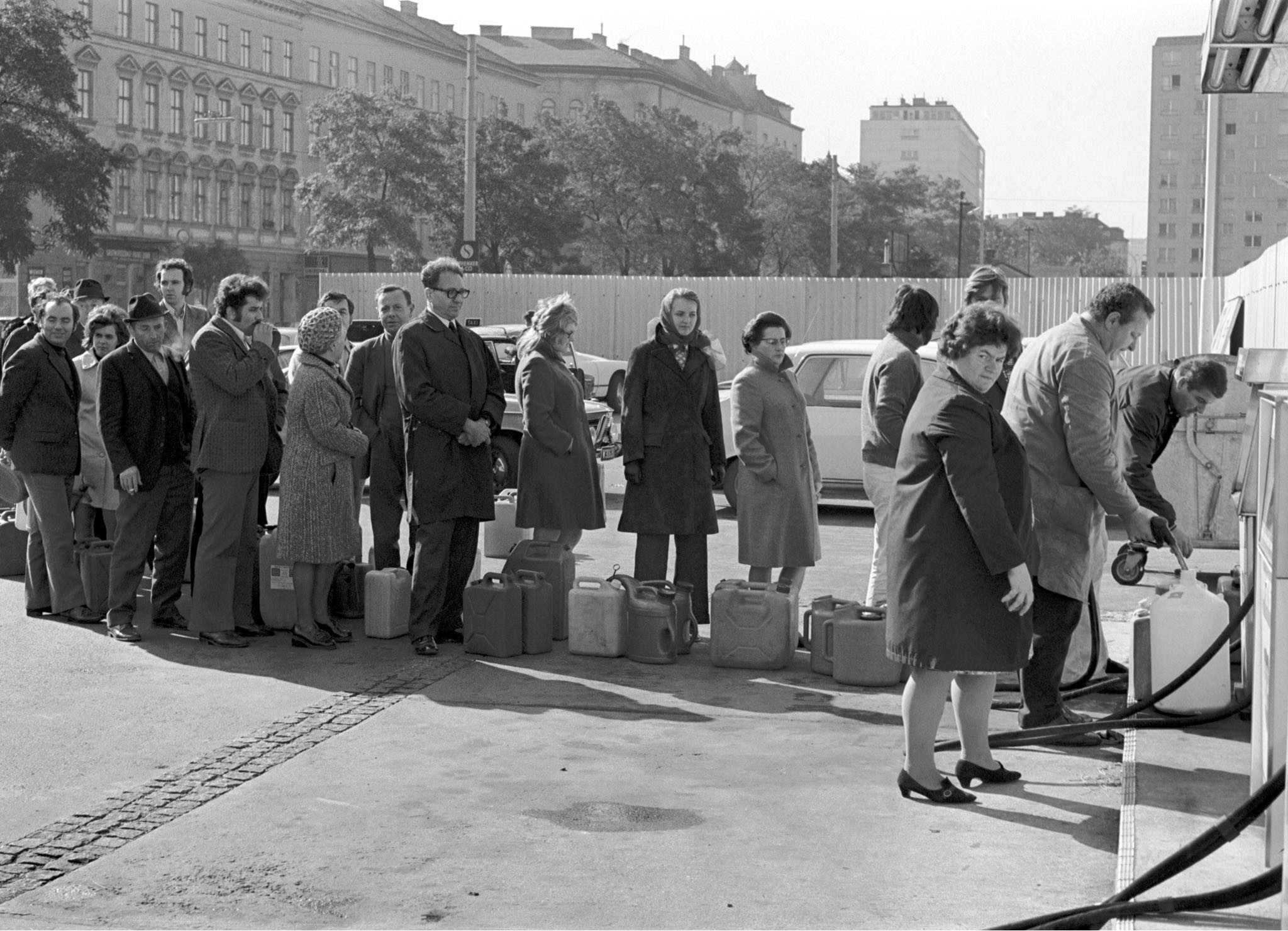 Anstellen an der Tankstelle. Bild aus den 1970ern