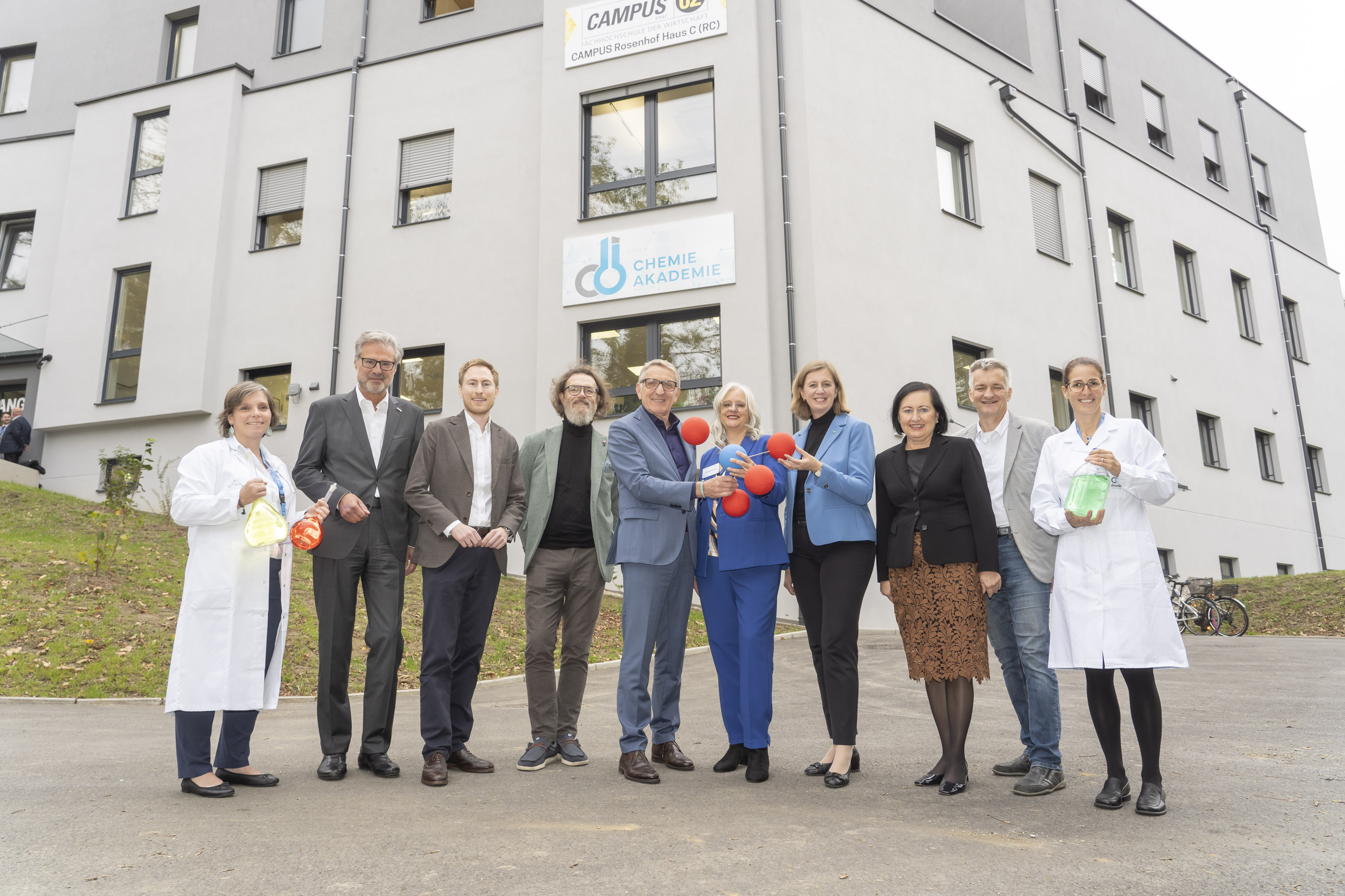 Stadtrat Günter Riegler, WKO Steiermark Direktor Karl-Heinz Dernoscheg, IV-Geschäftsführer Christoph Robinson, Wolfgang Kern aus dem Bildungsministerium, WKO Steiermark Präsident Josef Herk, Chemie Akademie Leiterin Andrea Hickel, Wirtschaftslandesrätin Barbara Eibinger-Miedl, Bildungsdirektorin Elisabeth Meixner und Stadtrat Manfred Eber