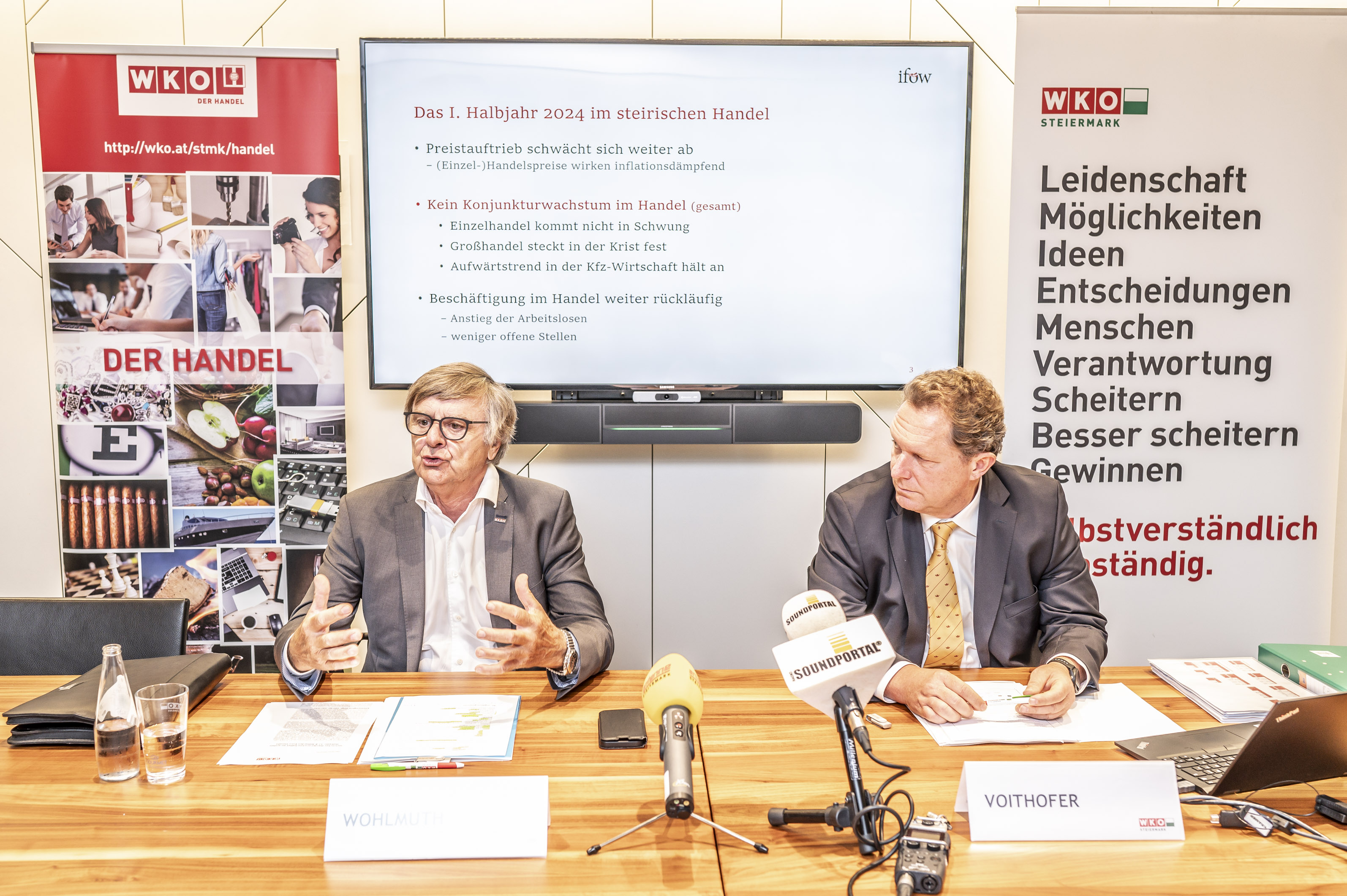 Wohlmuth (links) und Voithofer (rechts) bei der Pressekonferenz vor einem Bildschirm