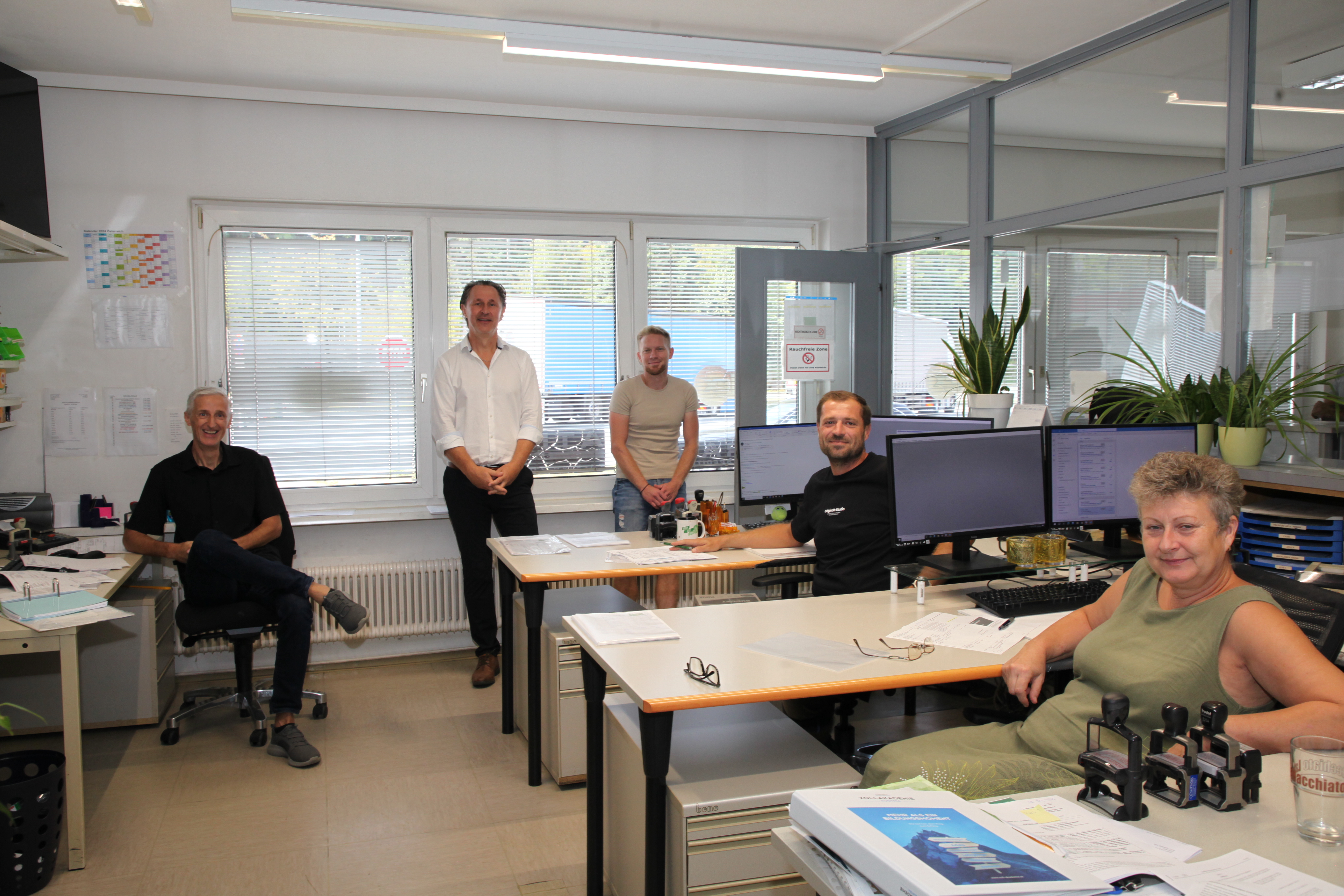 Das Team der Spedition Lex im Büro.