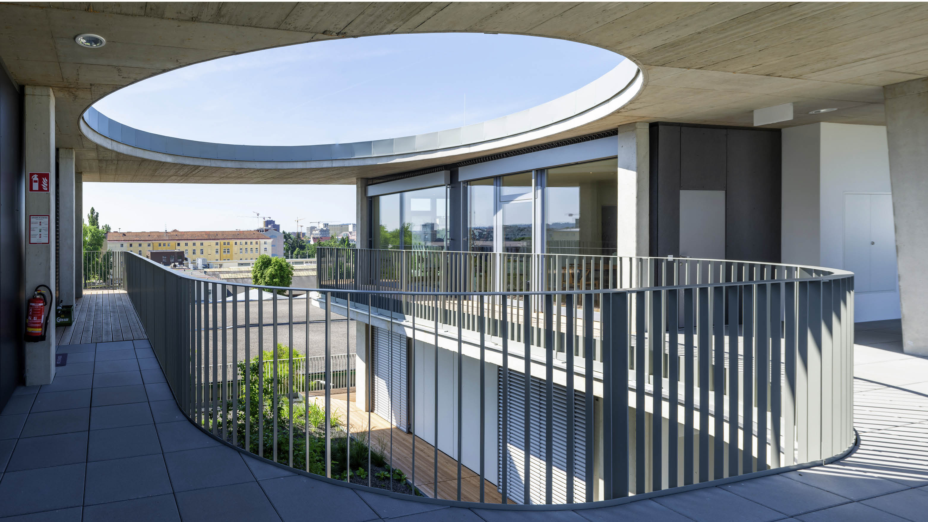 Geländer und oberes Stockwerk im Projekt in Graz
