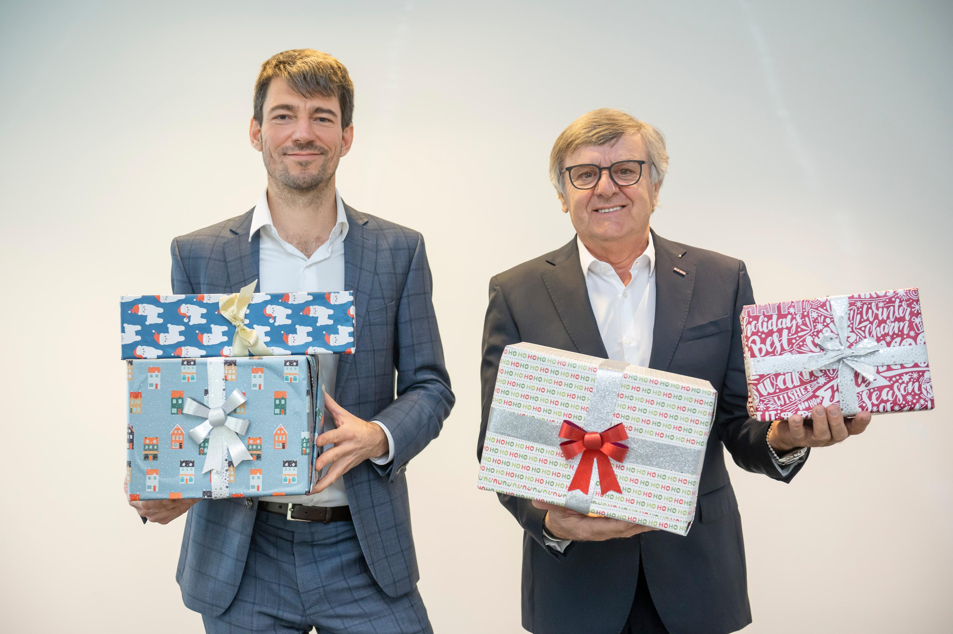 Wolfgang Ziniel und Gerhard Wohlmuth stehen nebeneinander und halten jeweils zwei Geschenkpackerln in der Hand.