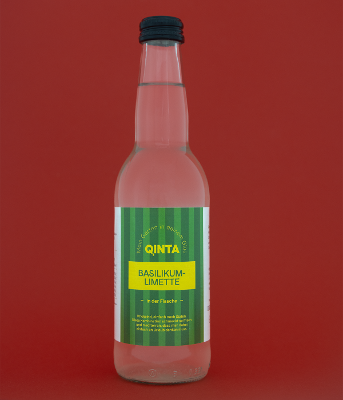 Flasche mit Quinta-Etikett vor dunkelrotem Hintergrund