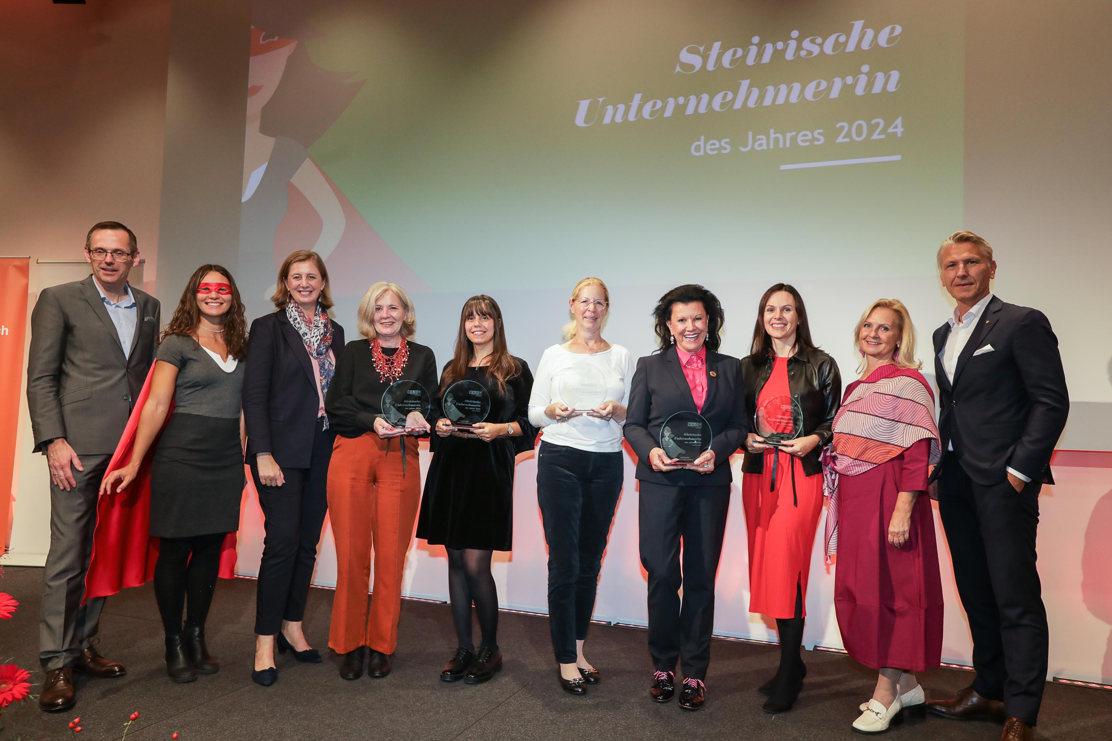 Gruppenfoto alle Unternehmerinnen des Jahres 2024 samt Sponsoren