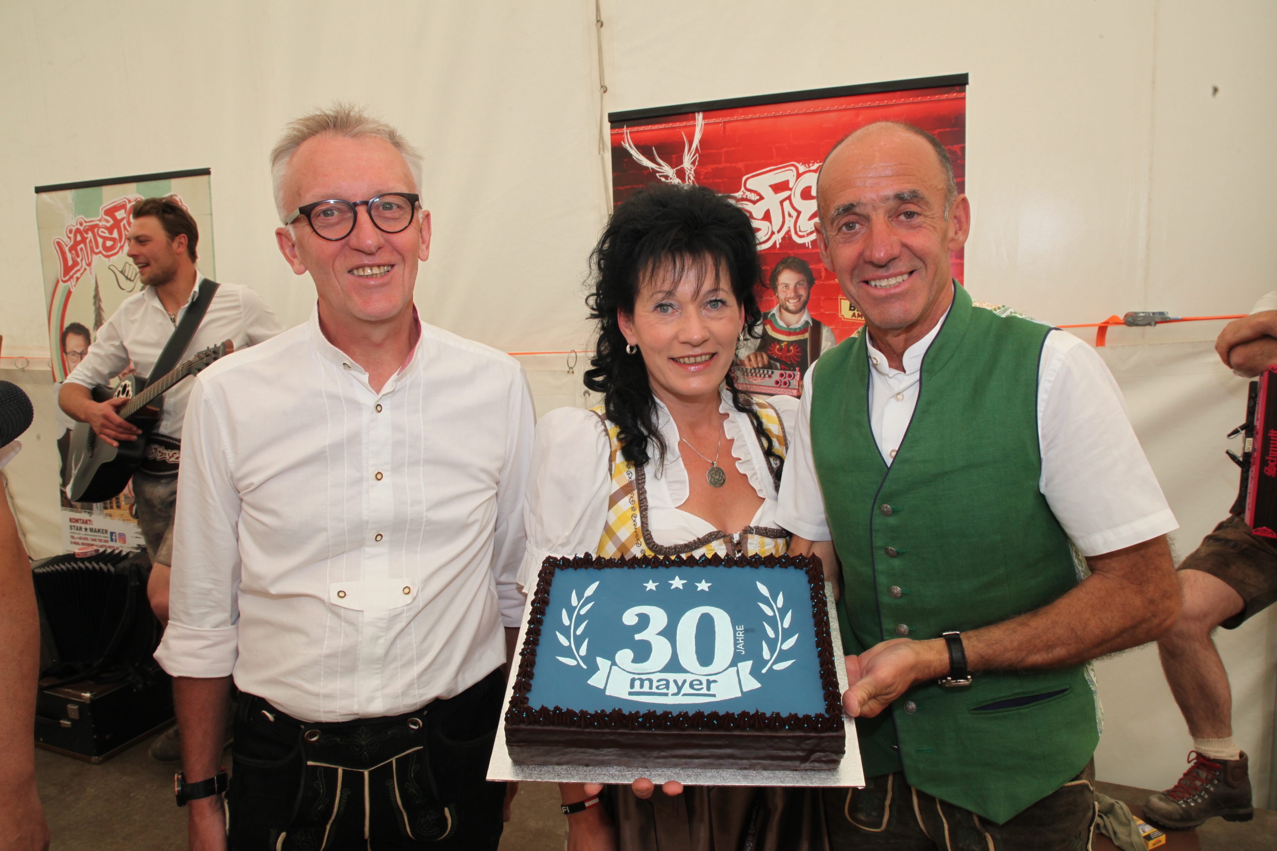 30jähriges Jubiläum Familie Mayer mit Torte