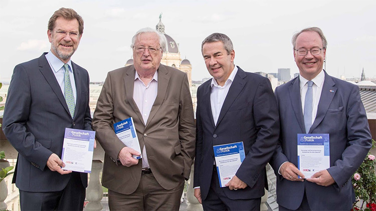 v.l.n.r.: Andreas Zakostelsky (FV der Pensionskassen), Josef Taus, Norbert Schnedl und Alexander Rauner (beide Dr. Karl Kummer Institut)