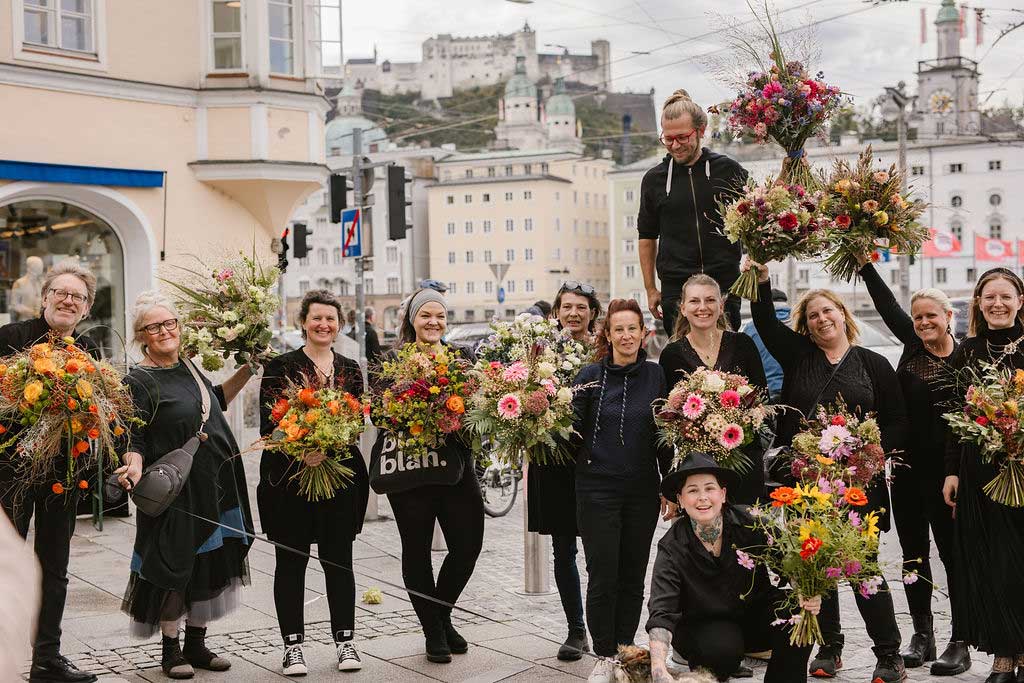 Teilnehmer des Flashmob der Salzburger Floristinnen und Floristen 2024