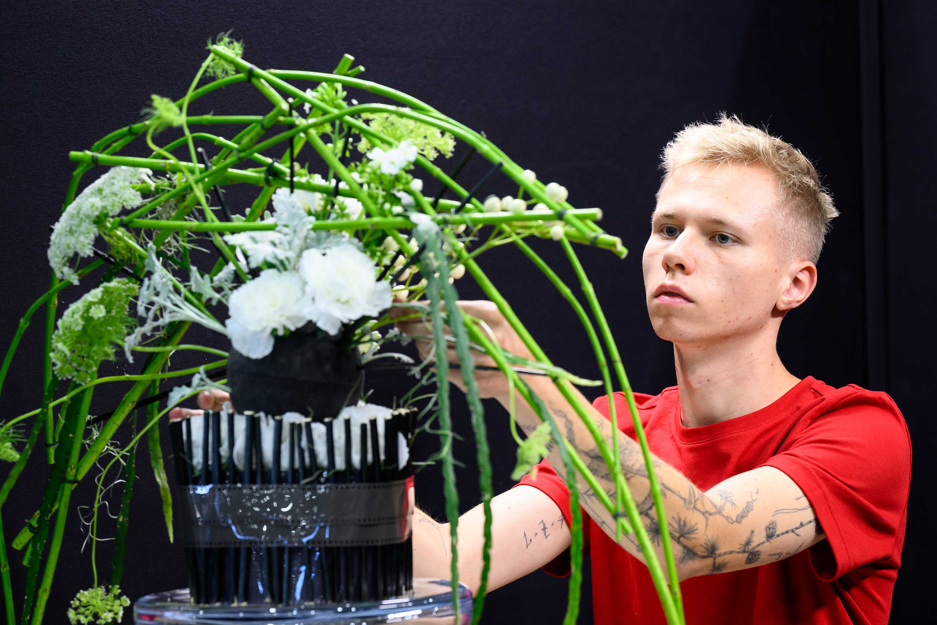 Manuel Bender während des Wettbewerbs im Beruf Floristik bei den WorldSkills 2024