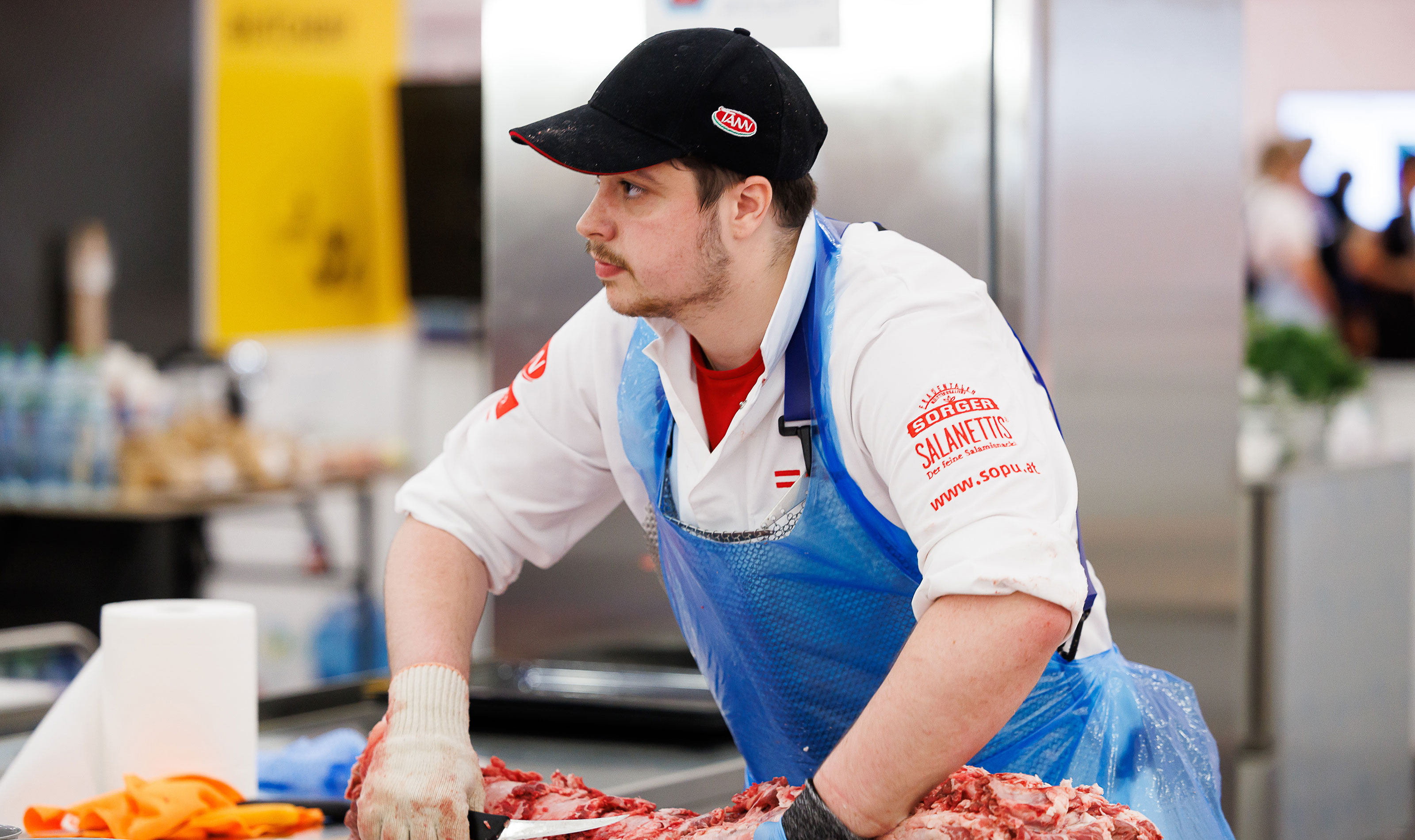 Ferdinand Sorger während des Wettbewerbs im Handwerk Fleischer bei den EuroSkills 2023 in Danzig