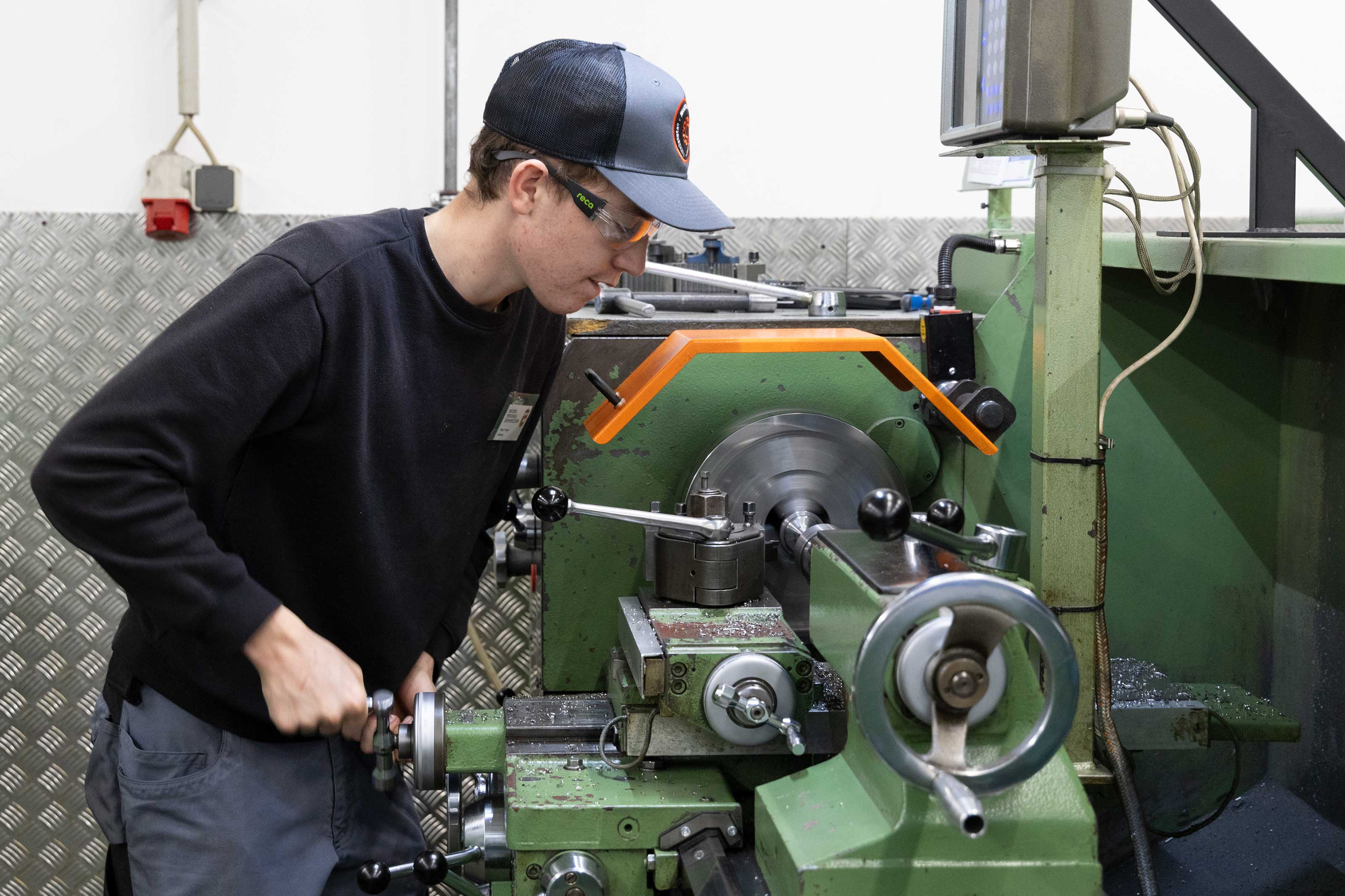 Teilnehmer des Bundeslehrlingswettbewerbs der Metalltechniker 2024