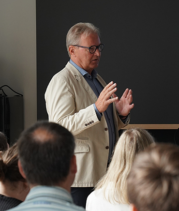 Harald Ultsch als Referent beim 8. Nachhaltigkeitsfrühstück im harry's home in Telfs