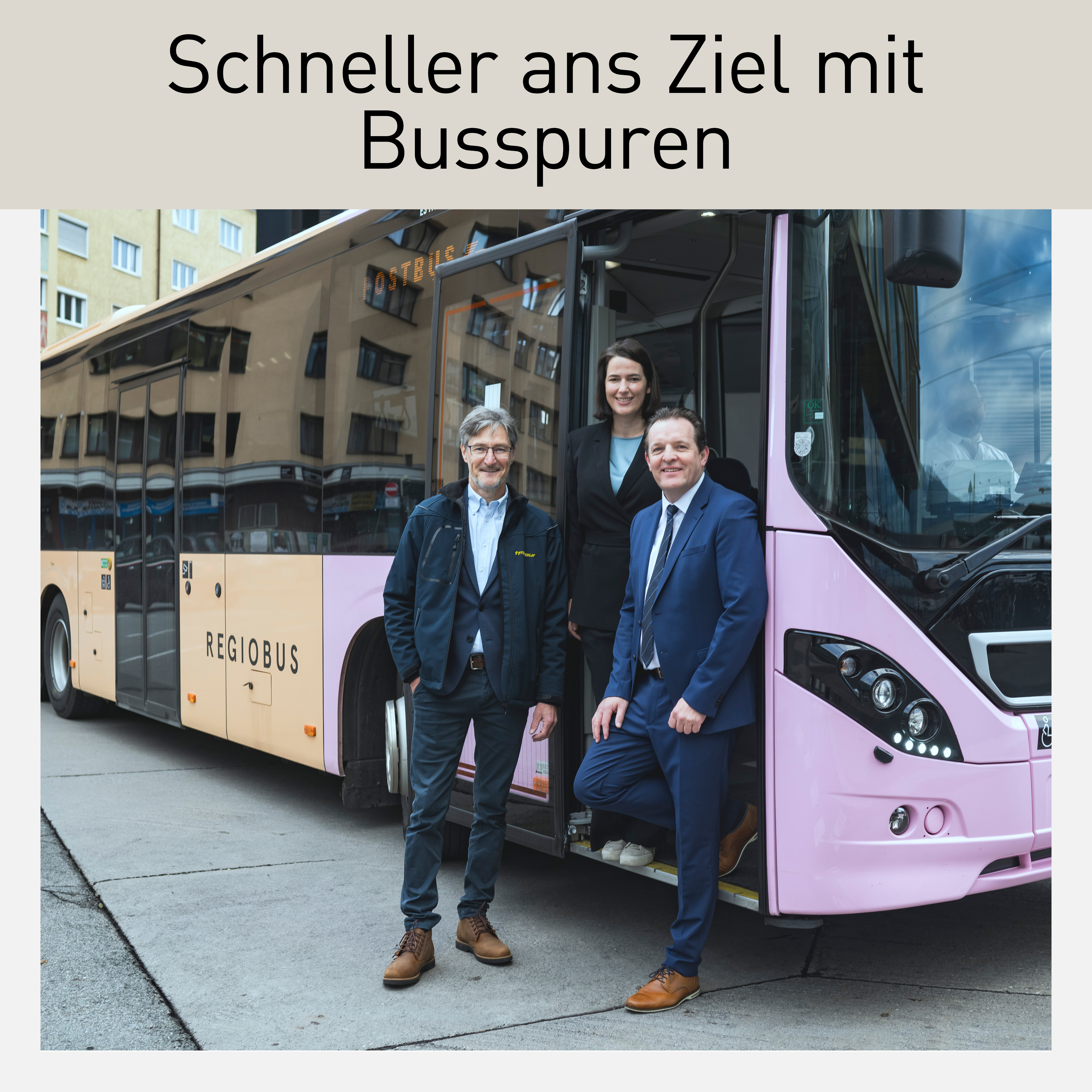 Drei Personen stehen vor einem Regiobus. Eine Frau und zwei Männer, darunter eine Person in Anzug, posieren lächelnd vor dem Bus. Das Bild unterstreicht den Erfolg eines Pilotversuchs mit Busspuren zur Förderung des öffentlichen Nahverkehrs in Tirol.