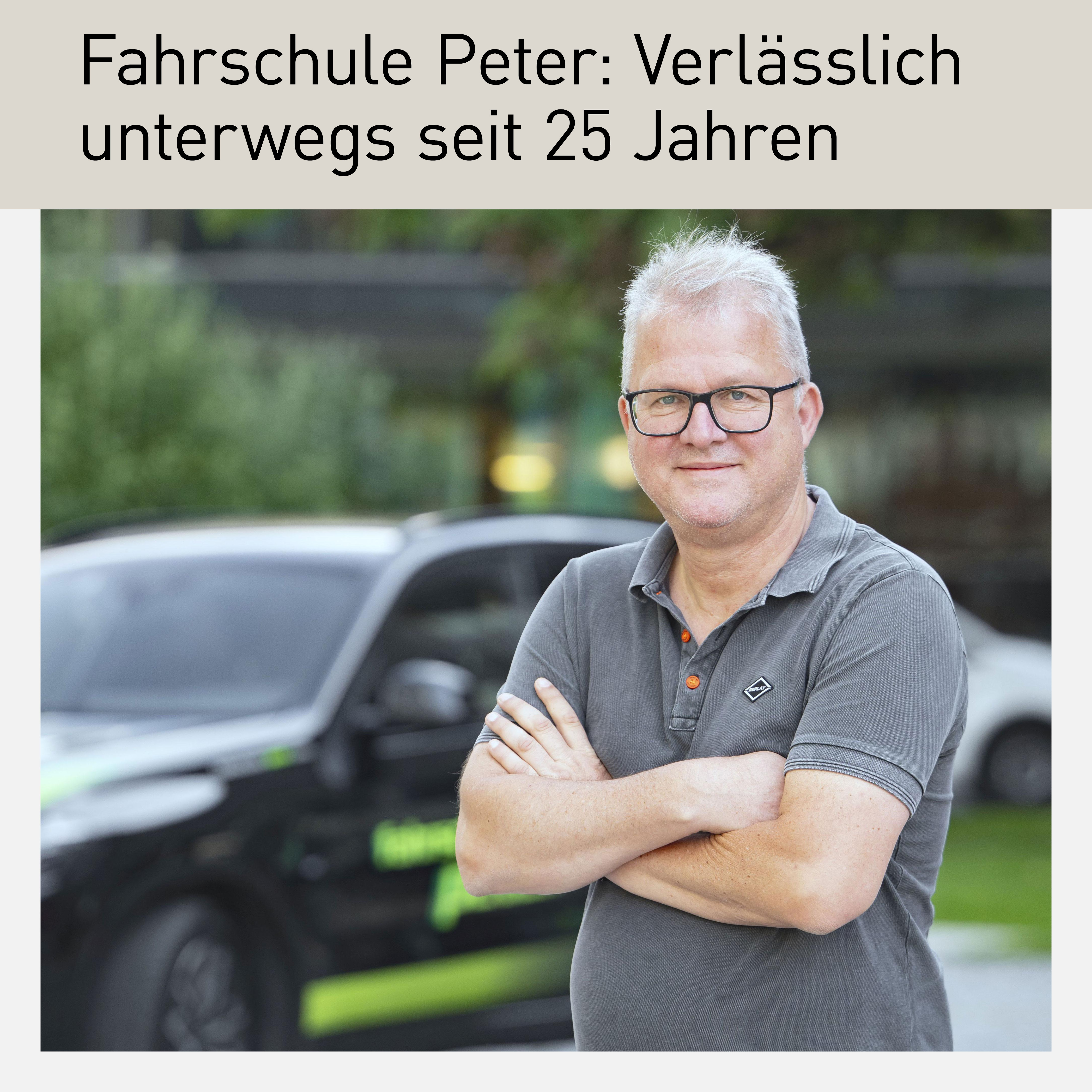 Peter Unteregger, Inhaber der Fahrschule Peter in Innsbruck, vor einem Fahrschulfahrzeug. Fahrschule Peter feiert 25-jähriges Jubiläum und steht für verlässliche Fahrausbildung, klimafreundliches Engagement und moderne Fahrtechniken in Tirol