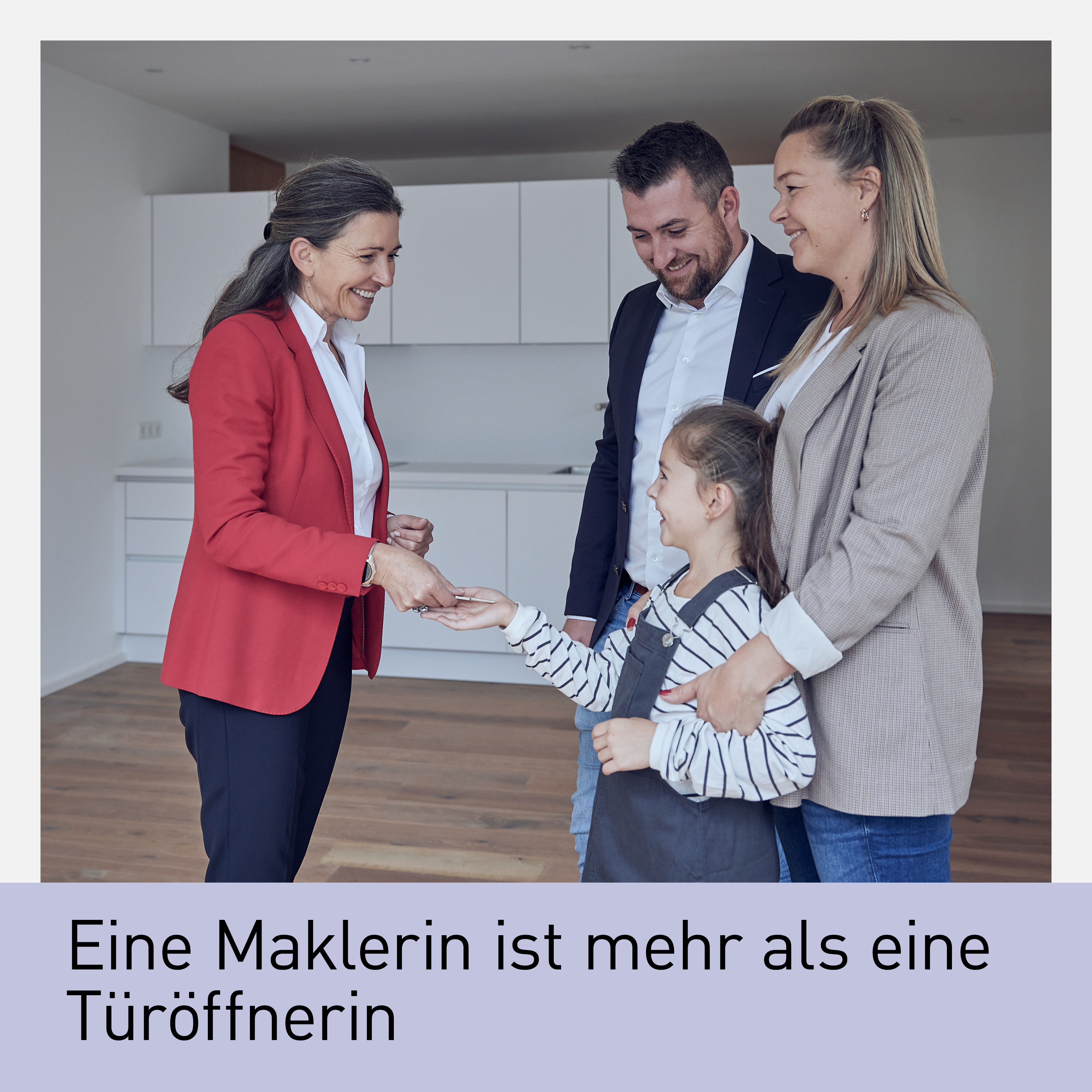 Immobilienmaklerin übergibt einem lächelnden Mädchen und ihrer Familie symbolisch die Schlüssel zu einem neuen Zuhause. Die Szene zeigt eine freundliche, professionelle Maklerin im roten Blazer, die das Vertrauen ihrer Kund gewinnt. Im Hintergrund ist ein modernes, leerstehendes Wohnobjekt zu sehen.